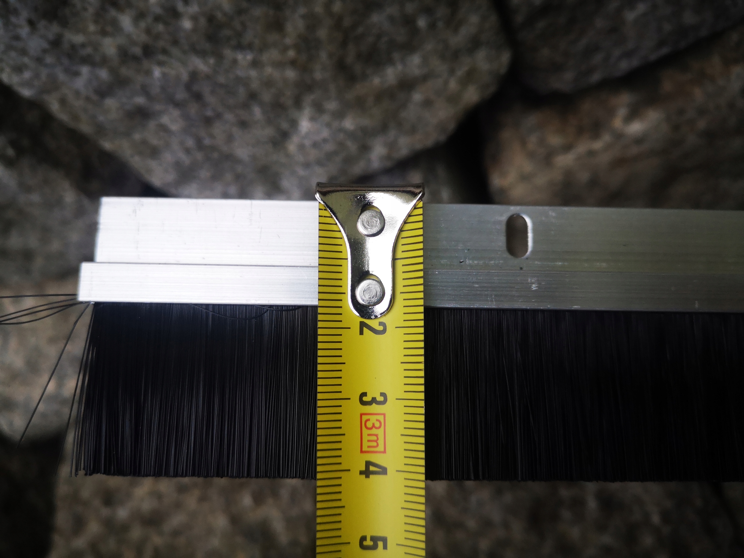 LISTWA DRZWIOWA USZCZELNIAJĄCA SZCZOTKOWA 1M 24MM Marka inna