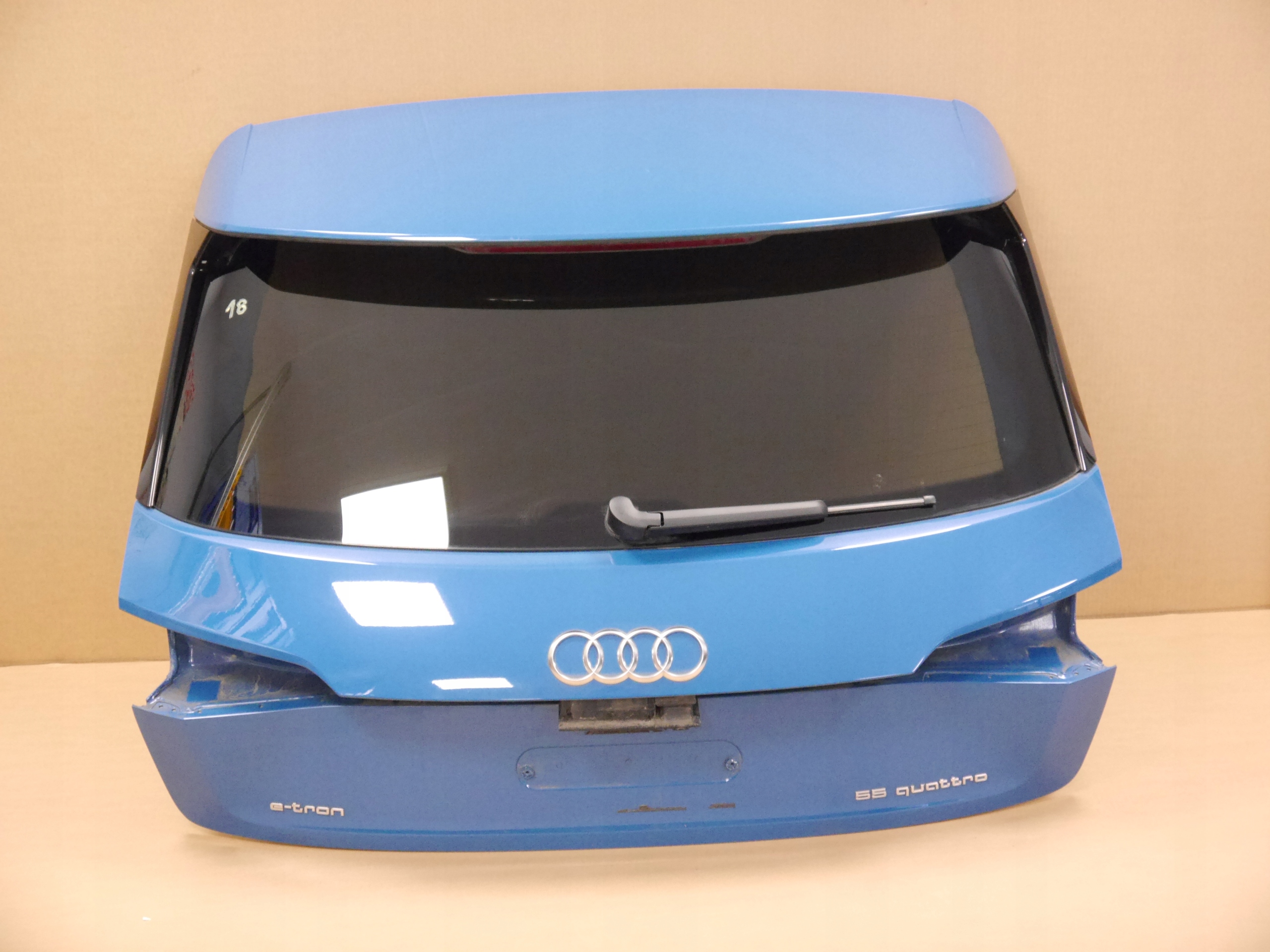 AUDI Е-ТРОН 55 КРИШКА ЗАД. БАГАЖНИКА Lv5s КАМЕРА