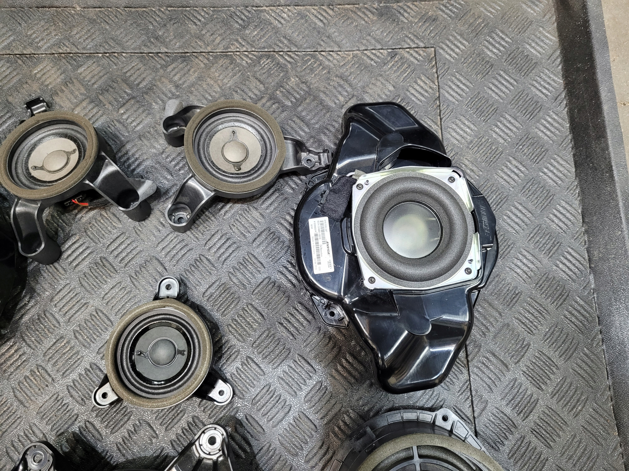 KOMPLET repráků repráky reprák SUBWOOFER BOSE AUDI A8 D4