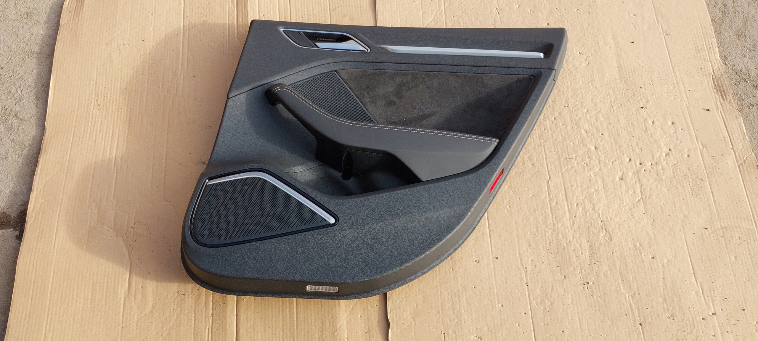 Обшивка двері skora Audi OEv5867306