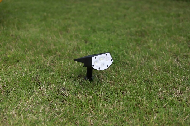 Lampa solarna, oświetlenie drzew krzewów elewacji