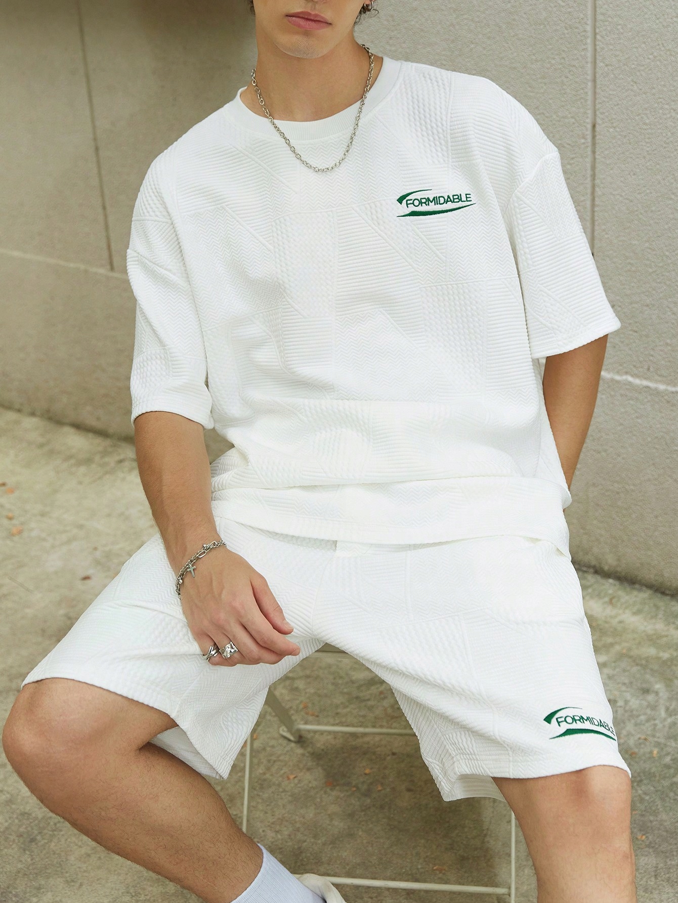 KOMPLET MĘSKI TEKSTUROWANY Z HAFTAMI T-SHIRT + SPODENKI SHEIN XL Marka Shein