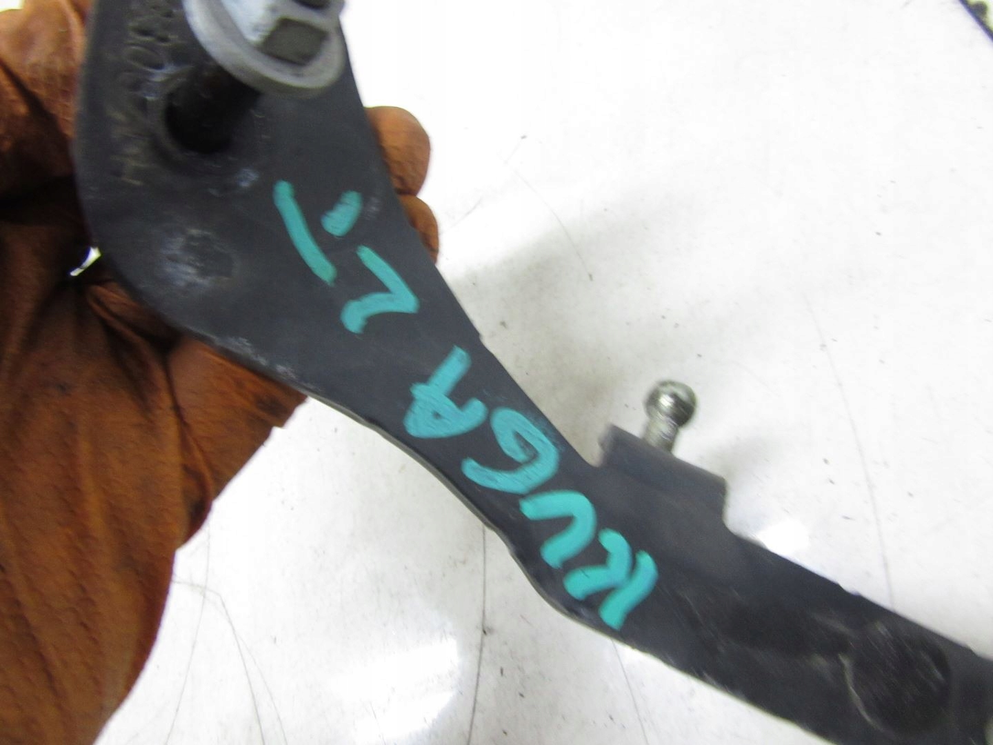 166/288 - FORD KUGA MK1 ПЕТЛЯ КРЫШКИ БАГАЖНИКА ЛЕВАЯ 08-12