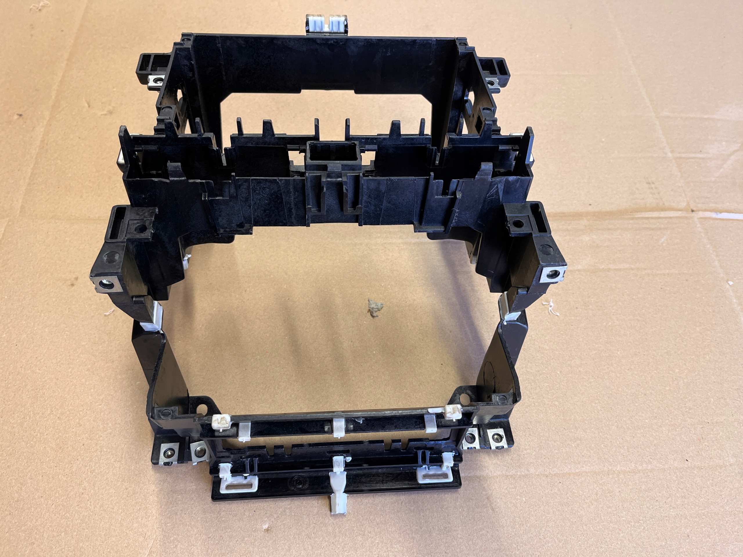 AUDI A3 8P RAMKA MOCOWANIE RADIA 8P0858005D