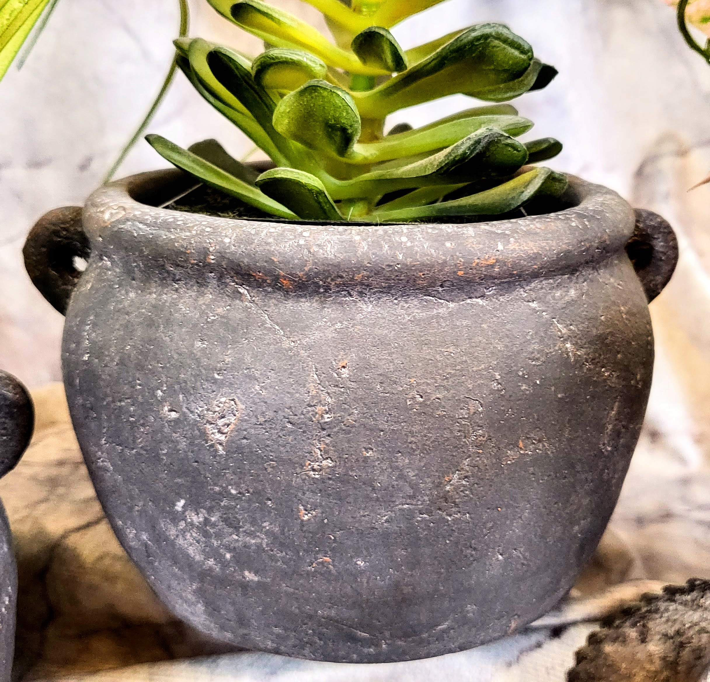 OSŁONKA AMPHORA POSTARZANA 14x12,2x9 cm Materiał beton