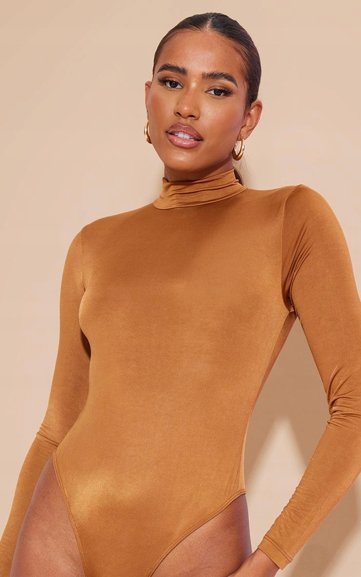 3E0B47 A02 PRETTYLITTLETHING BODY SLINKY BRĄZOWE XS Dekolt półgolf