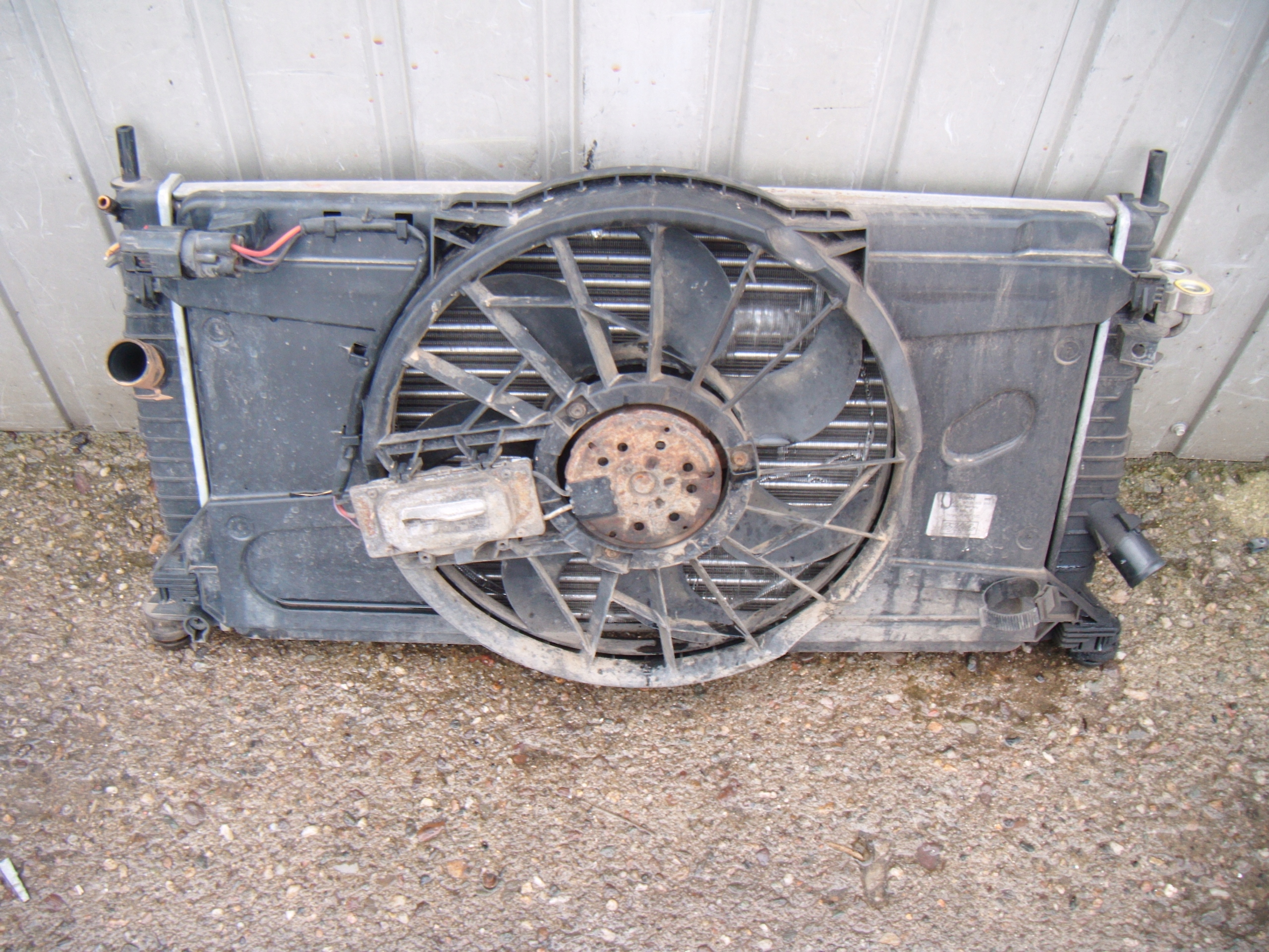 VOLVO V50 04-12 CHŁODNICA WODY Z WENTYLATOREM 0130303939