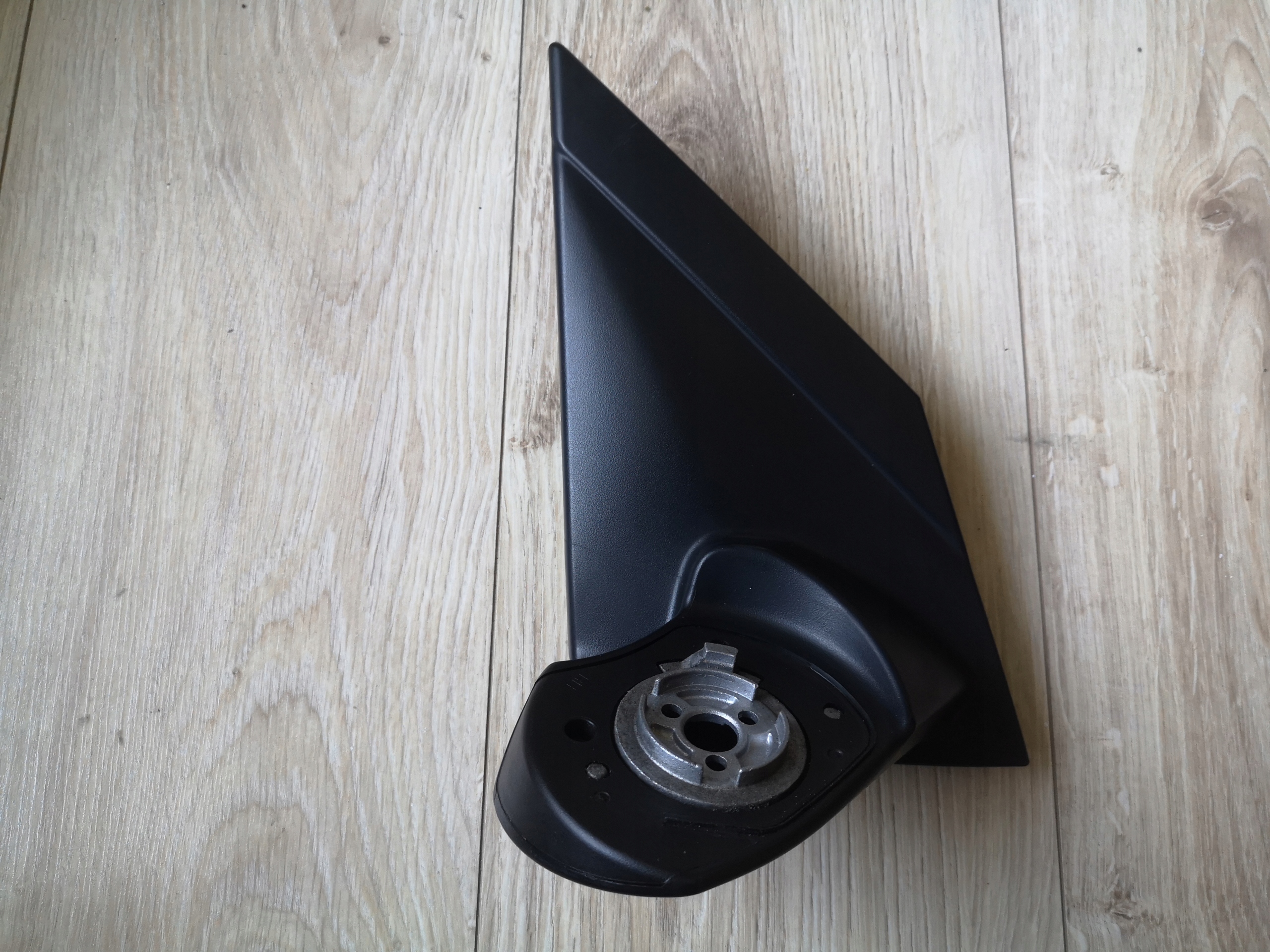 HYUNDAI TUCSON III TRÓJKĄT MOCOWANIA LUSTERKA R-