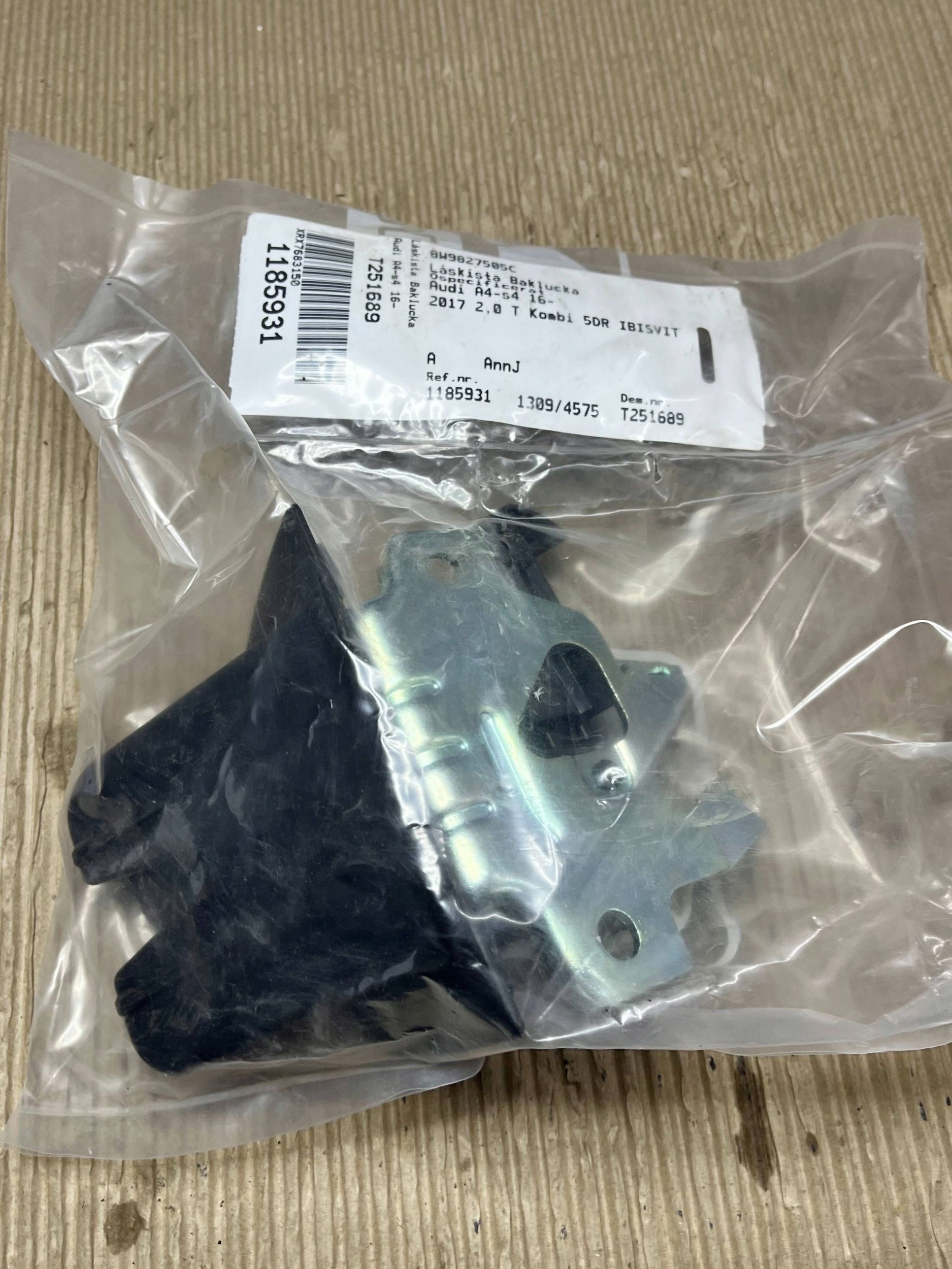 lock bonnet boot Audi A4 S4 B6 8E 8H 8W9827505C
