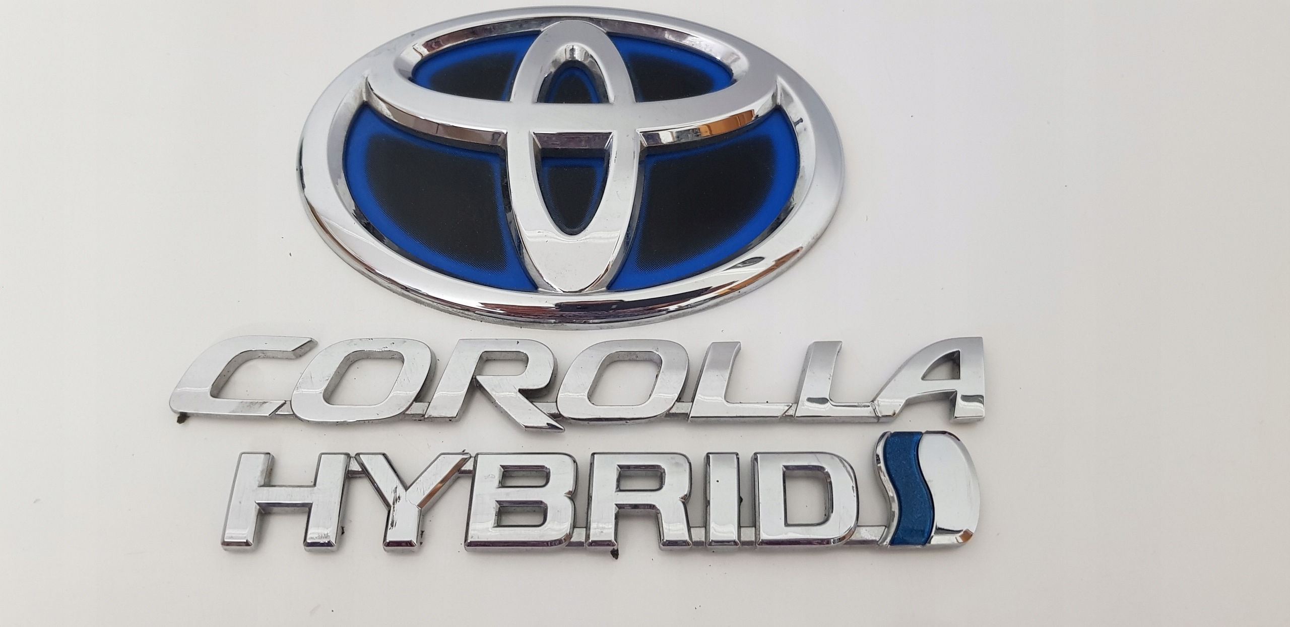 Toyota Corolla E210 Kombi Hybrid Emblém