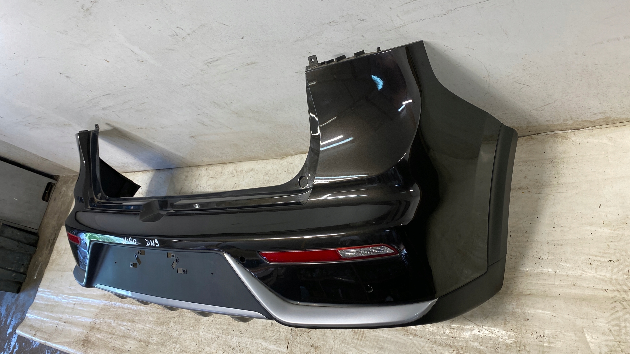 KIA NIRO I ZDERZAK TYŁ TYLNY PDC KOLOR DN9 16- Strona zabudowy tył