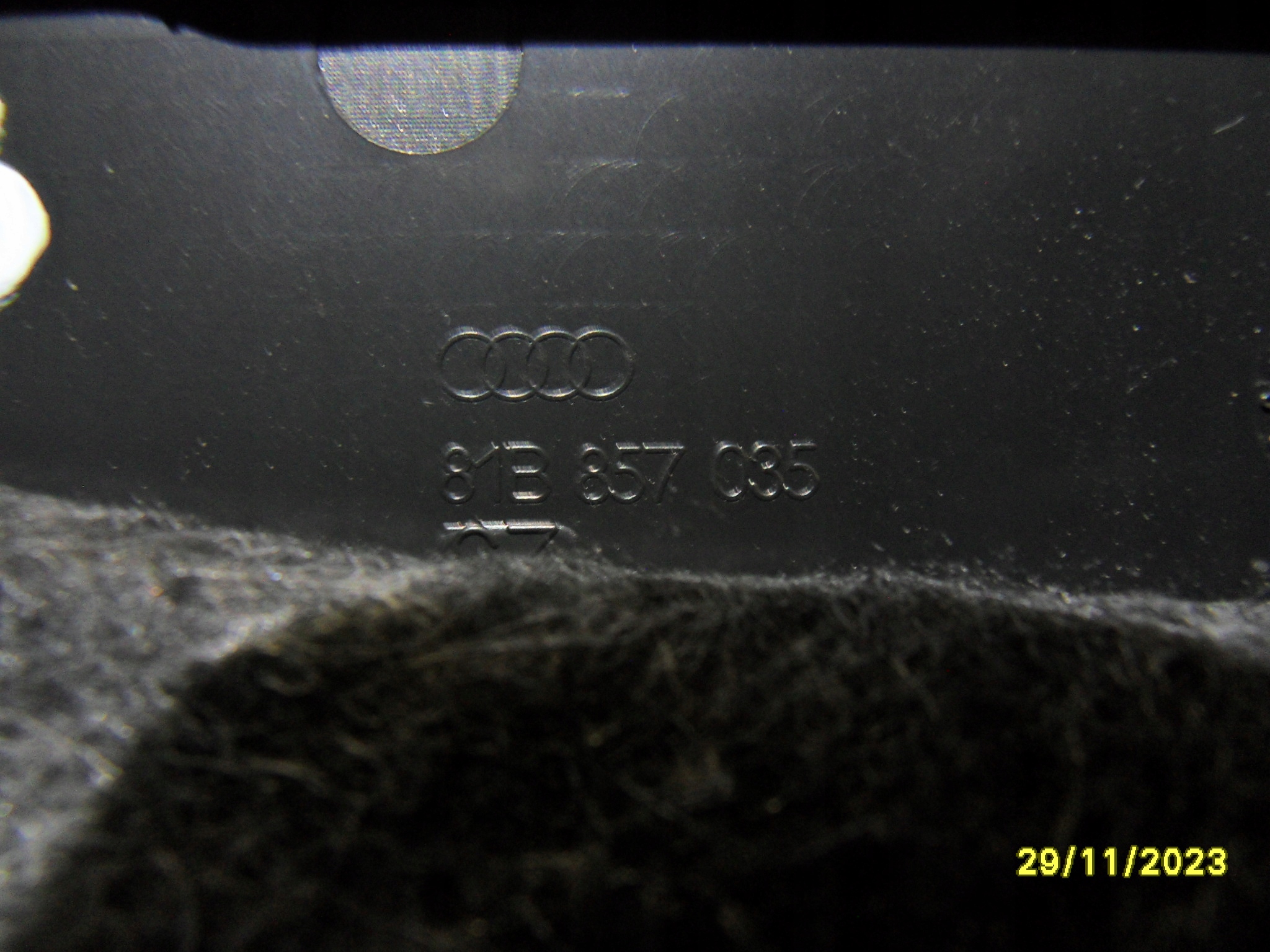 заглушка лючок бардачок пассажира Audi Q2 81B857035