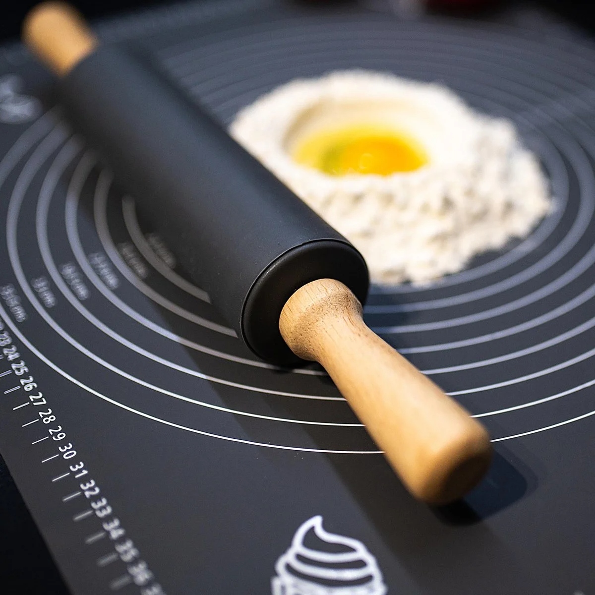 STOLNICA SILIKONOWA ZESTAW DO WYRABIANIA CIASTA MATA I WAŁEK 60x40 CM Marka Vilde