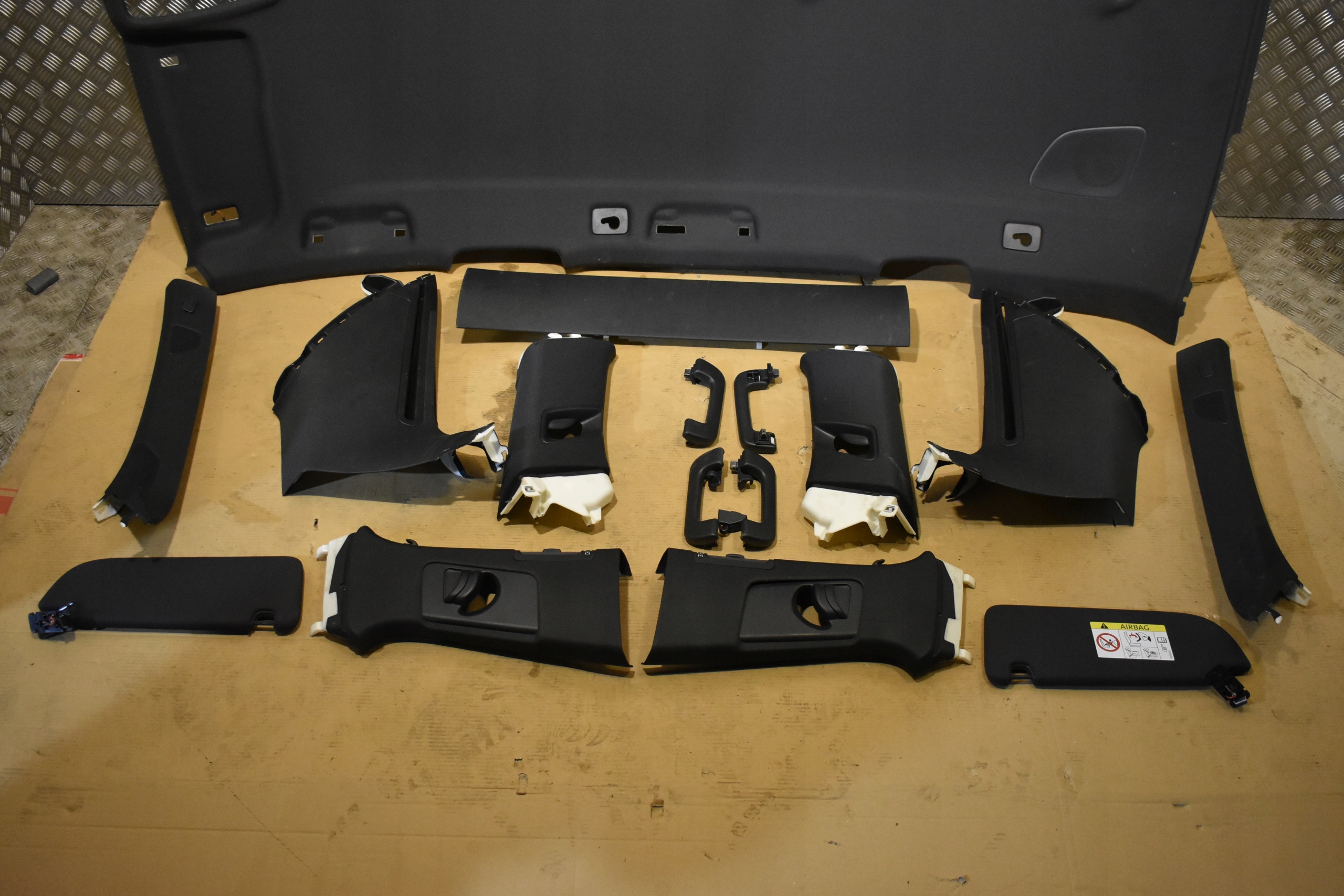 IDEALNA PODSUFITKA SŁUPKI KPL. CZARNA AUDI Q7 4M 1 Producent części Audi OE