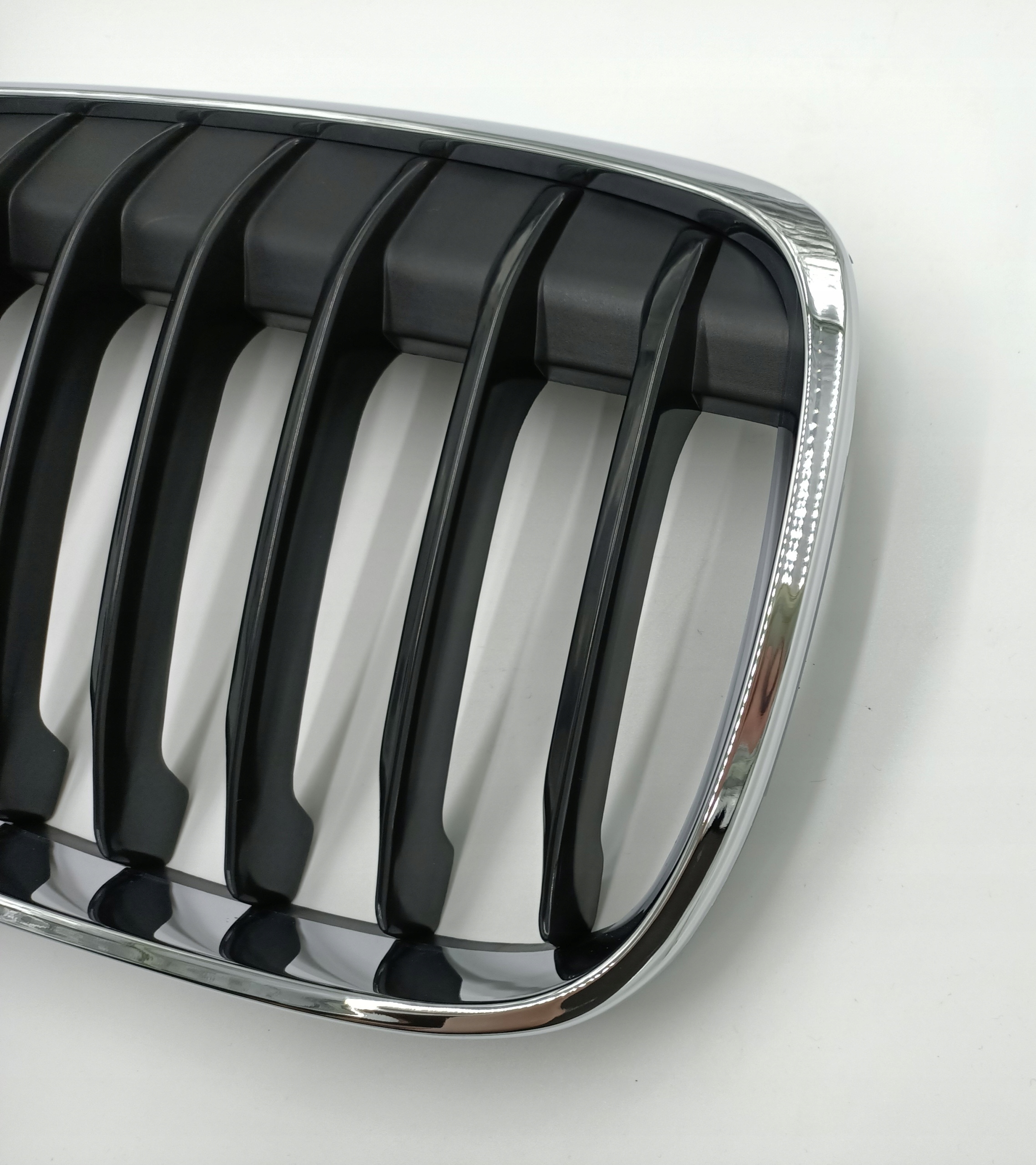 ATRAPA NERKA CHROM BMW X1 F48 SPORTLINE PRAWA Installation side Front