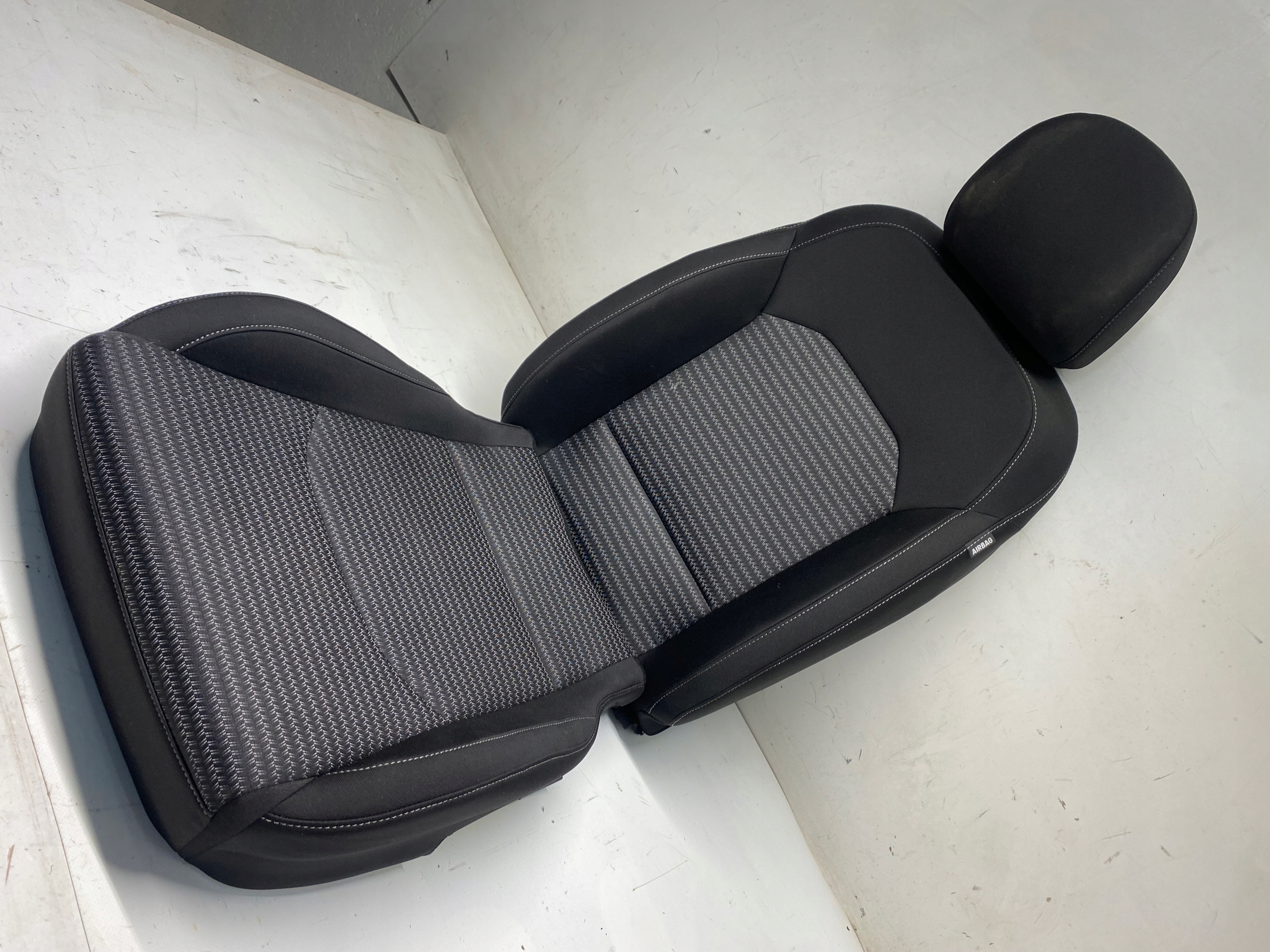 seat left driver´s KIA XCEED MATERIAL BARDZO LADNY