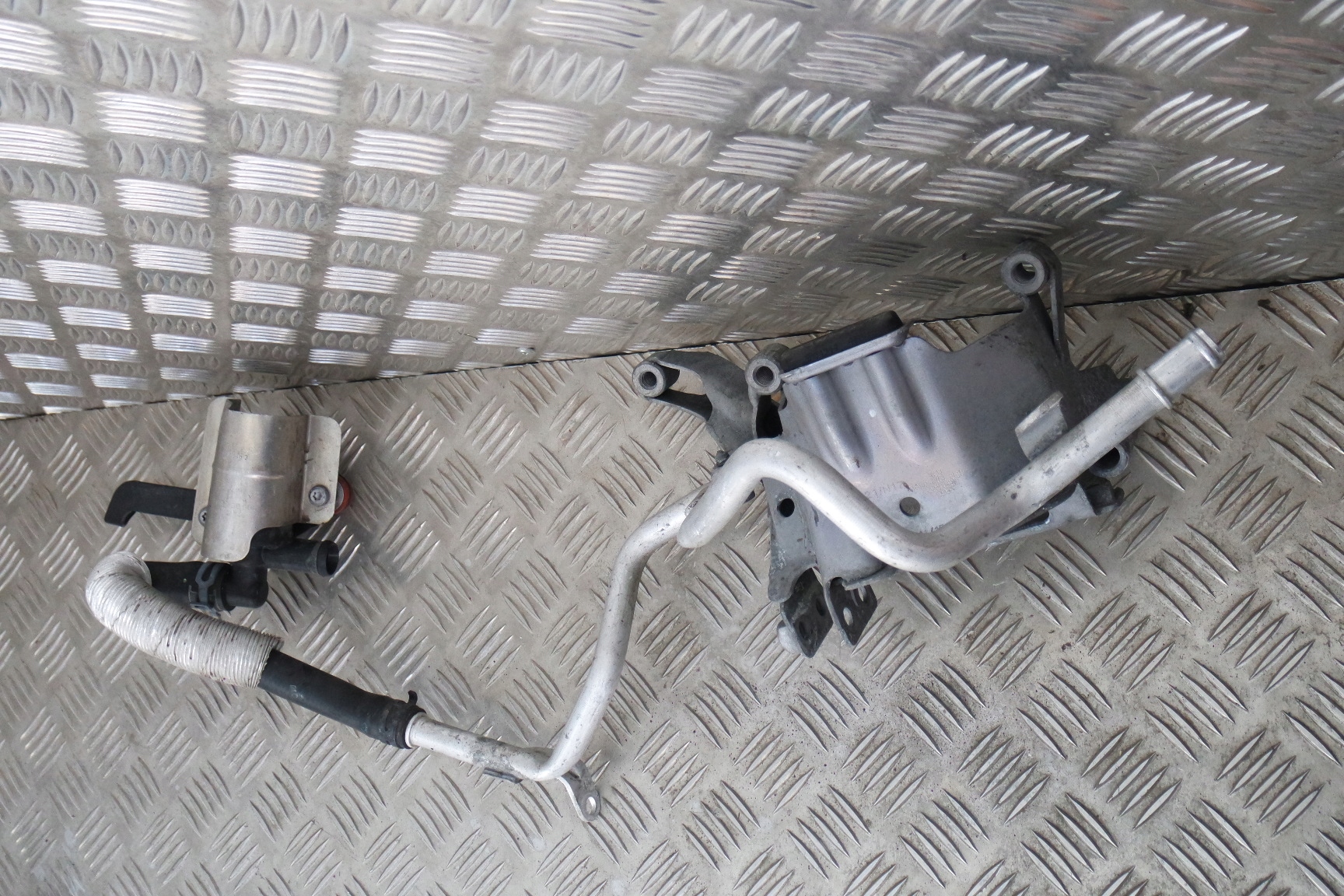 POMPKA OBIEGU WODY AUDI A6 4G 4H0121671D