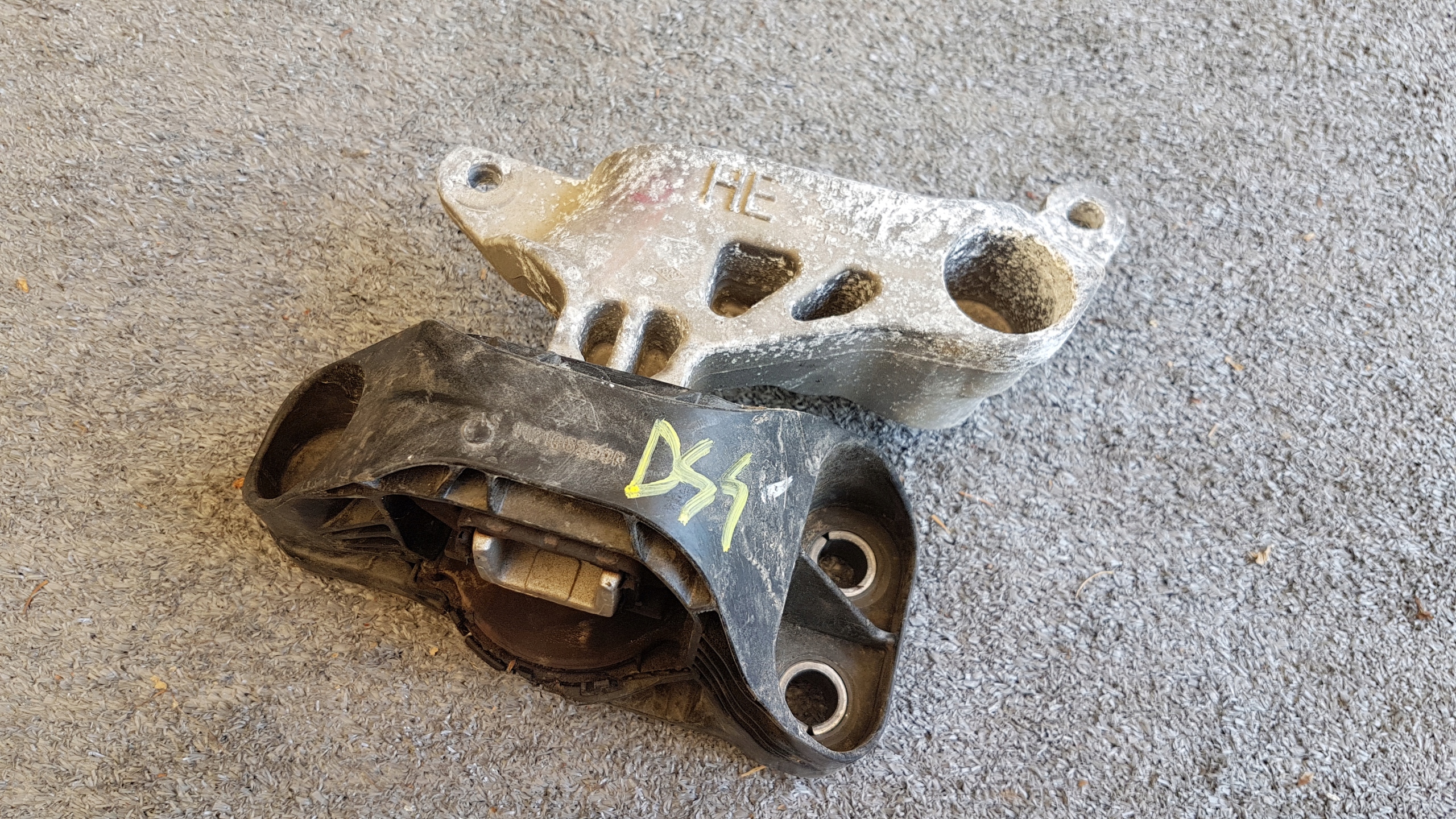 DS4 PODUSZKA SILNIKA ŁAPA MOCOWANIE