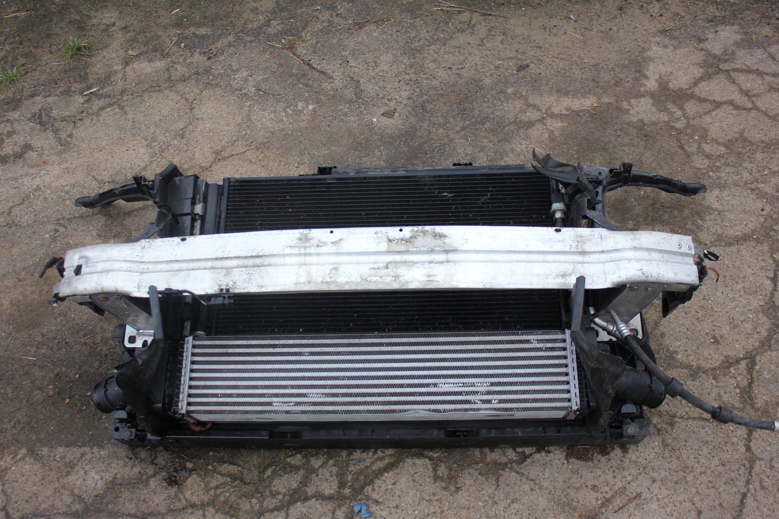 AUDI A4 B8 PAS PRZEDNI