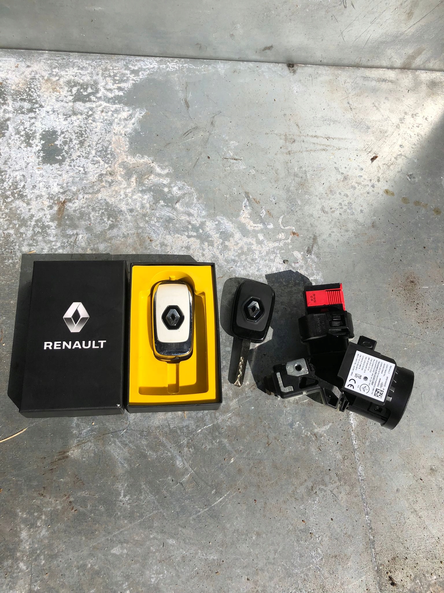 285916400R - ПЕРЕКЛЮЧАТЕЛЬ CLIO V 2 КЛЮЧИ В КОМПЛЕКТЕ