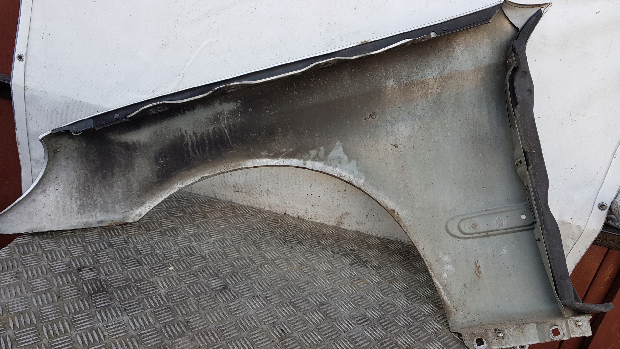 MERCEDES W203 fender right front 744 srebrny