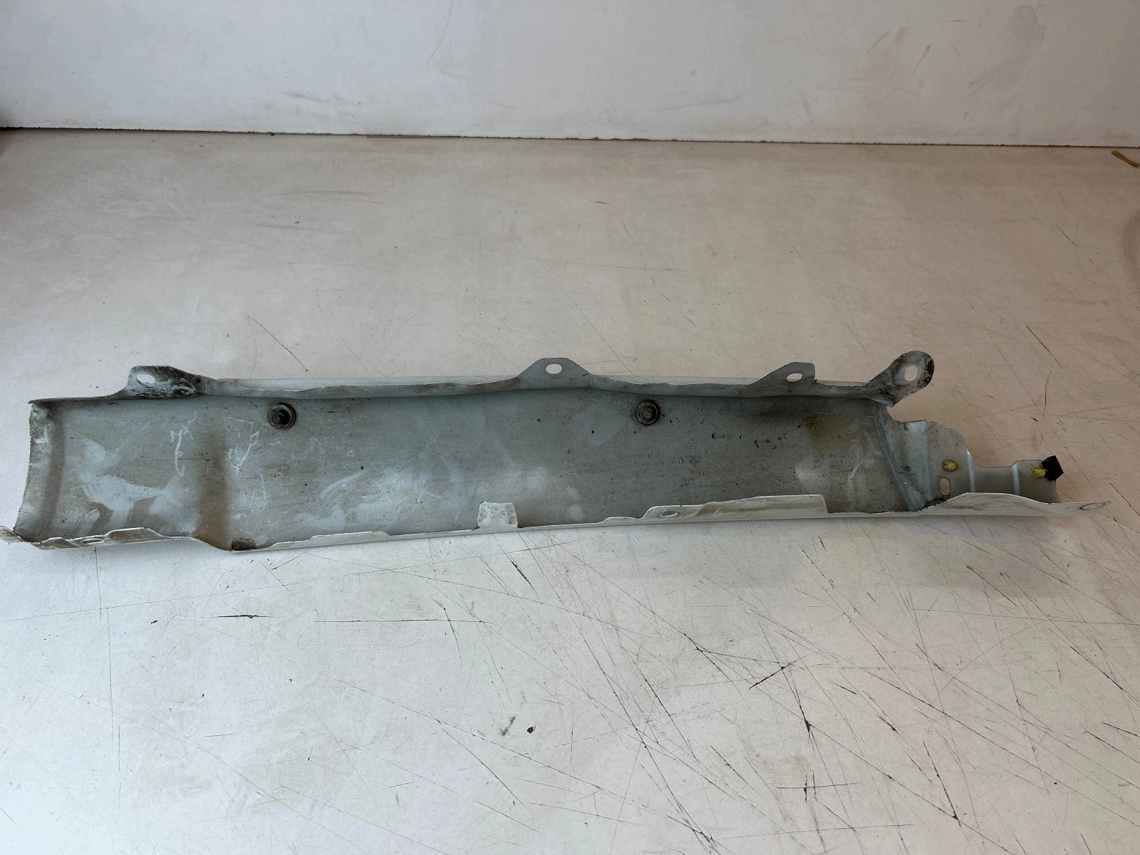 moulding corner cabs fender left Renault Maxity Nissan Cabstar