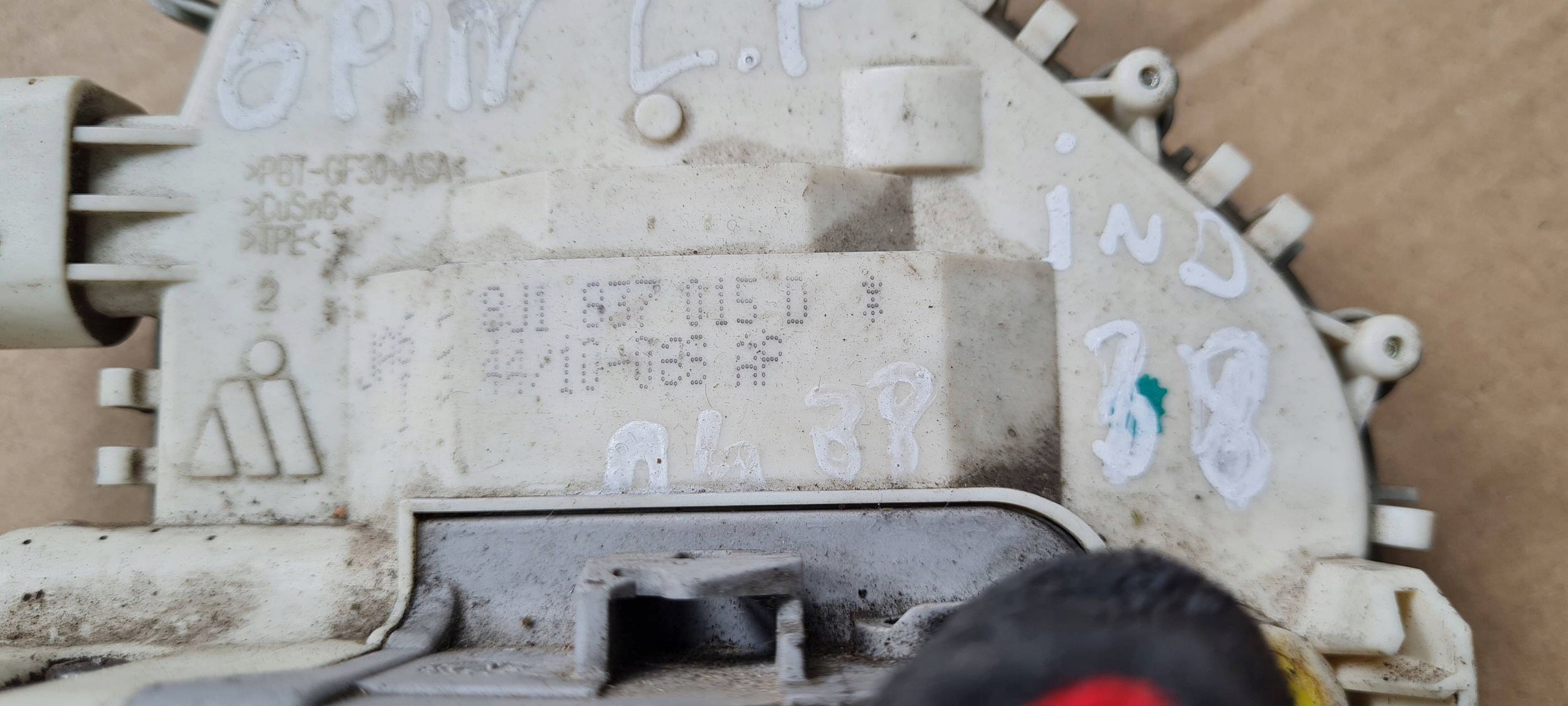 A4 B8 LIFT A5 Q5 lock door left front 6PIN 8J1837015D