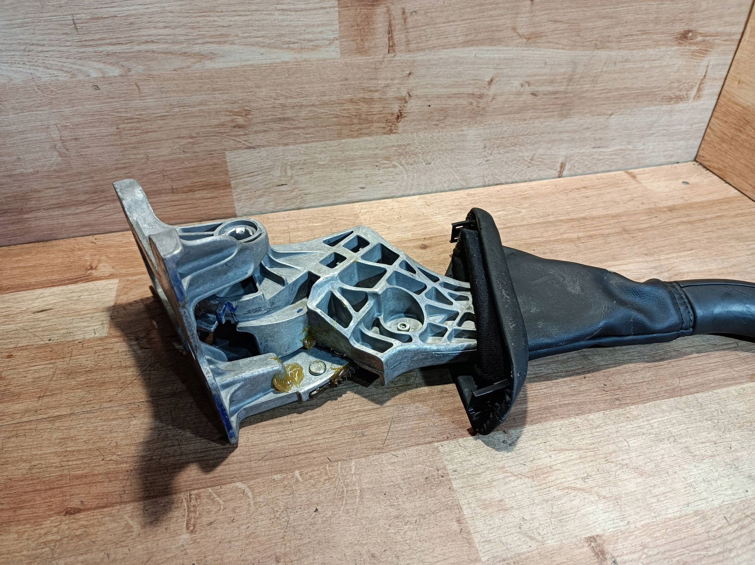handle electric brake Volvo V40 31381647