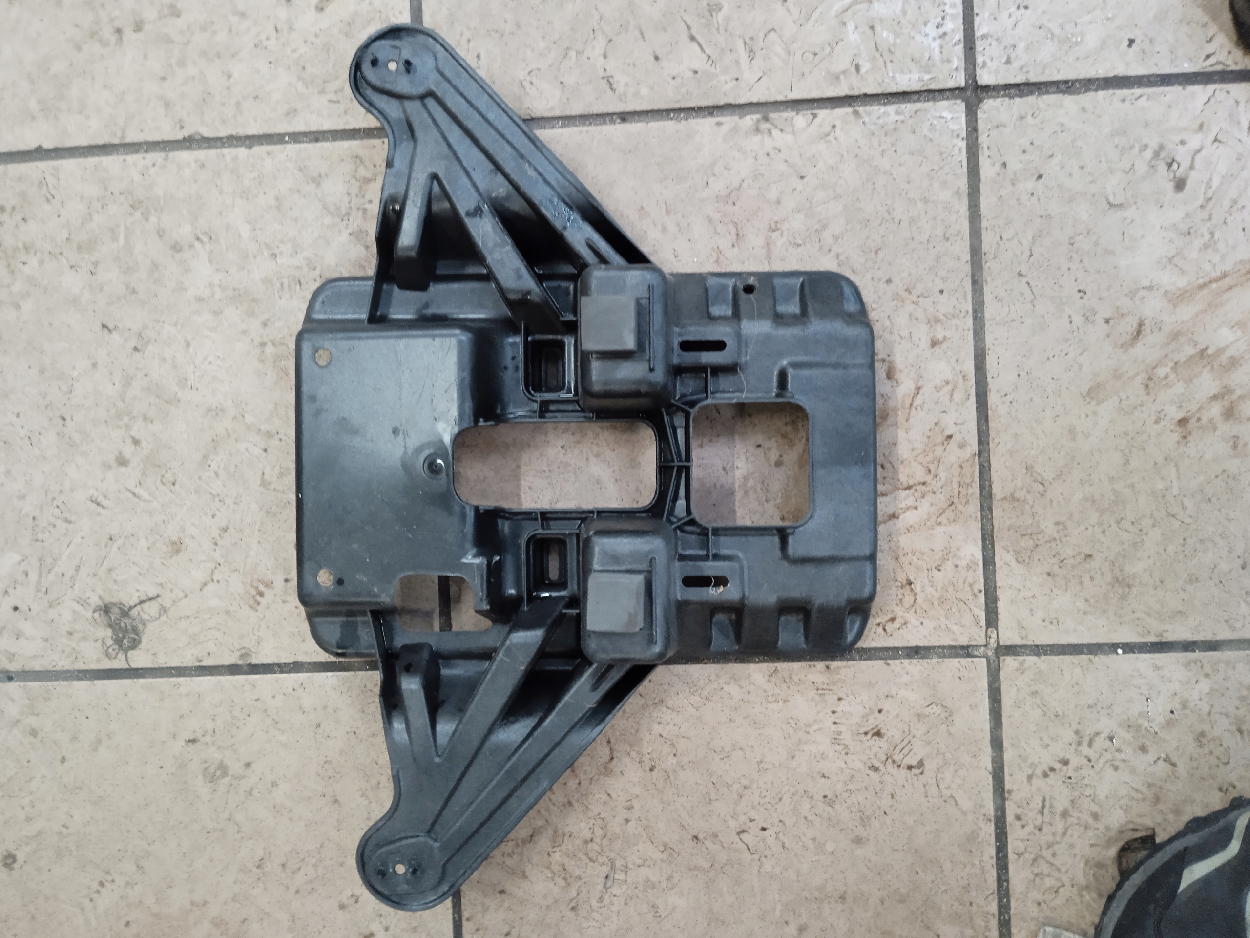 31260529 - КРІПЛЕННЯ ПАНЕЛІ ЛІХТАРІВ DODGE RAM 15-18