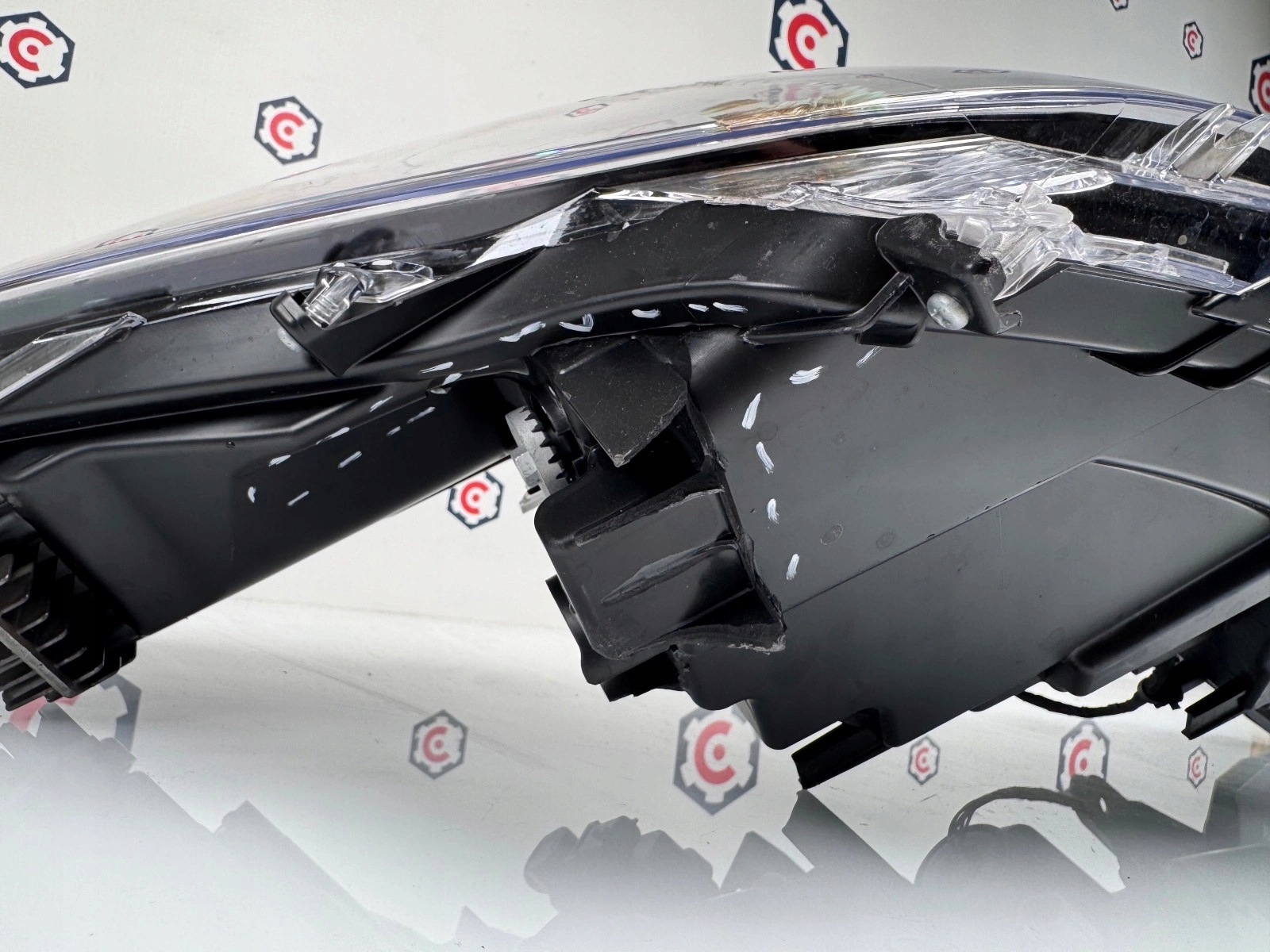 LAMPA PRAWA PRZÓD TOYOTA COROLLA CROSS FULL LED Producent części Toyota OE