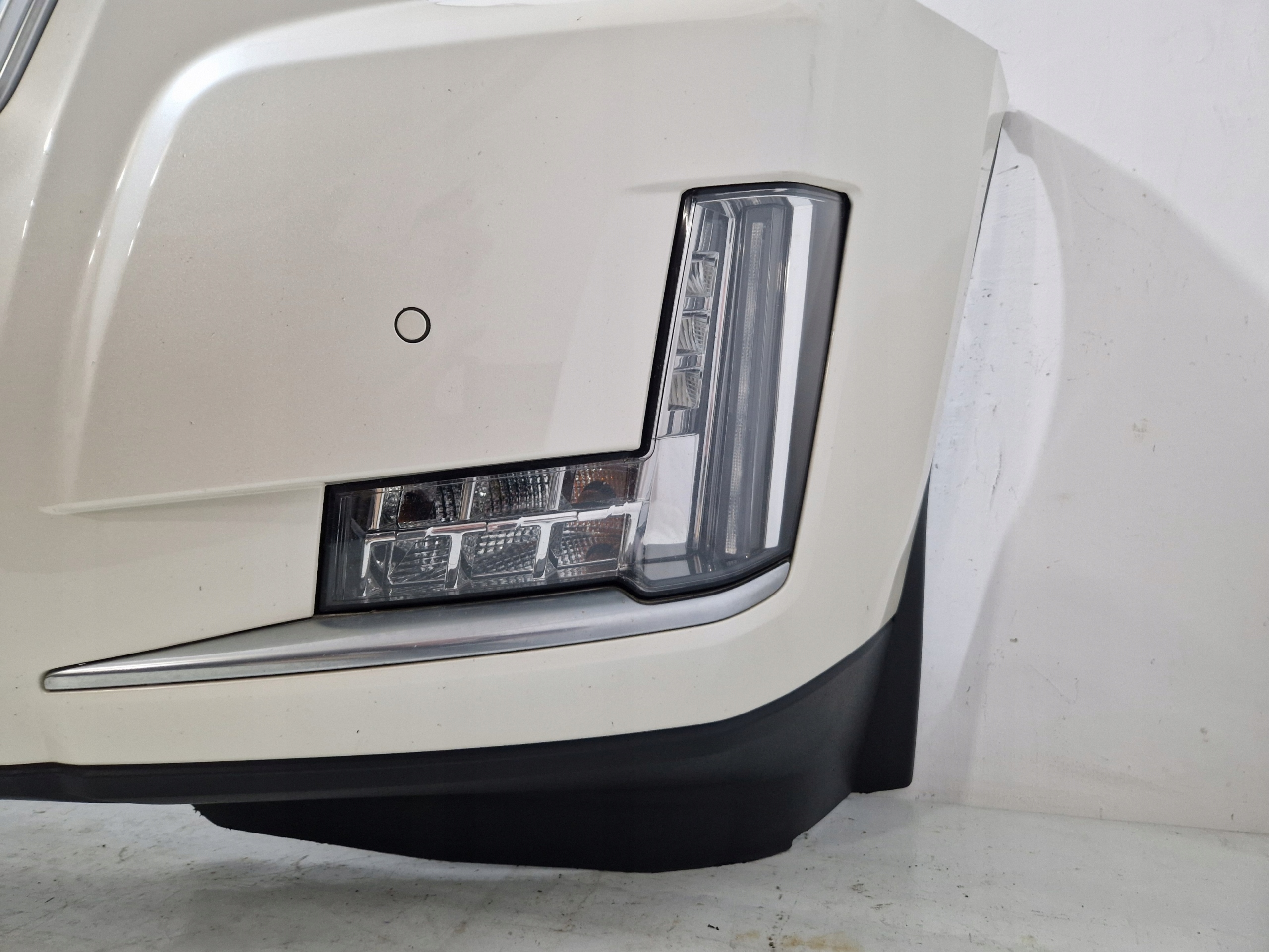 CADILLAC ESCALADE IV 2014 - bumper front front grill grille intake DRL BNG