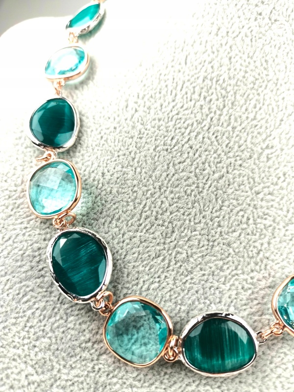 WŁOSKI NASZYJNIK MOSIĄDZ POZŁACANY KRYSZTAŁ AKWAMARYNU ZIELONY DZIEŃ MAMY Kolor dominujący odcienie zieleni