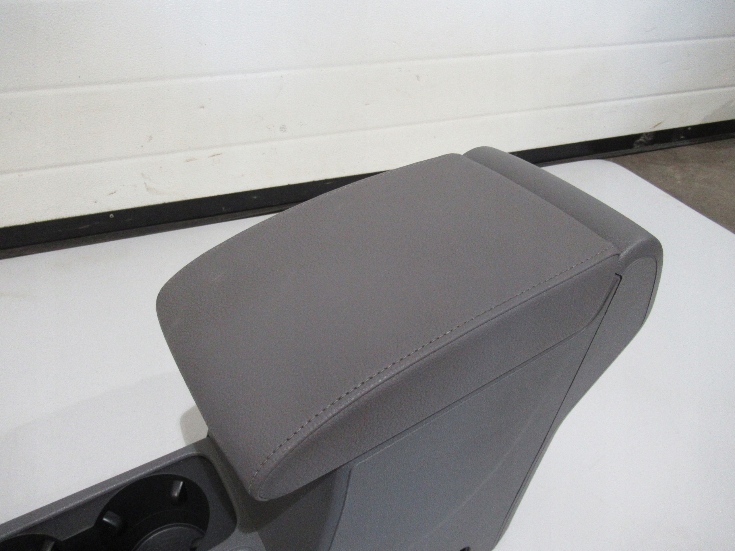 VW Sharan II 7N armrest tunel central leather