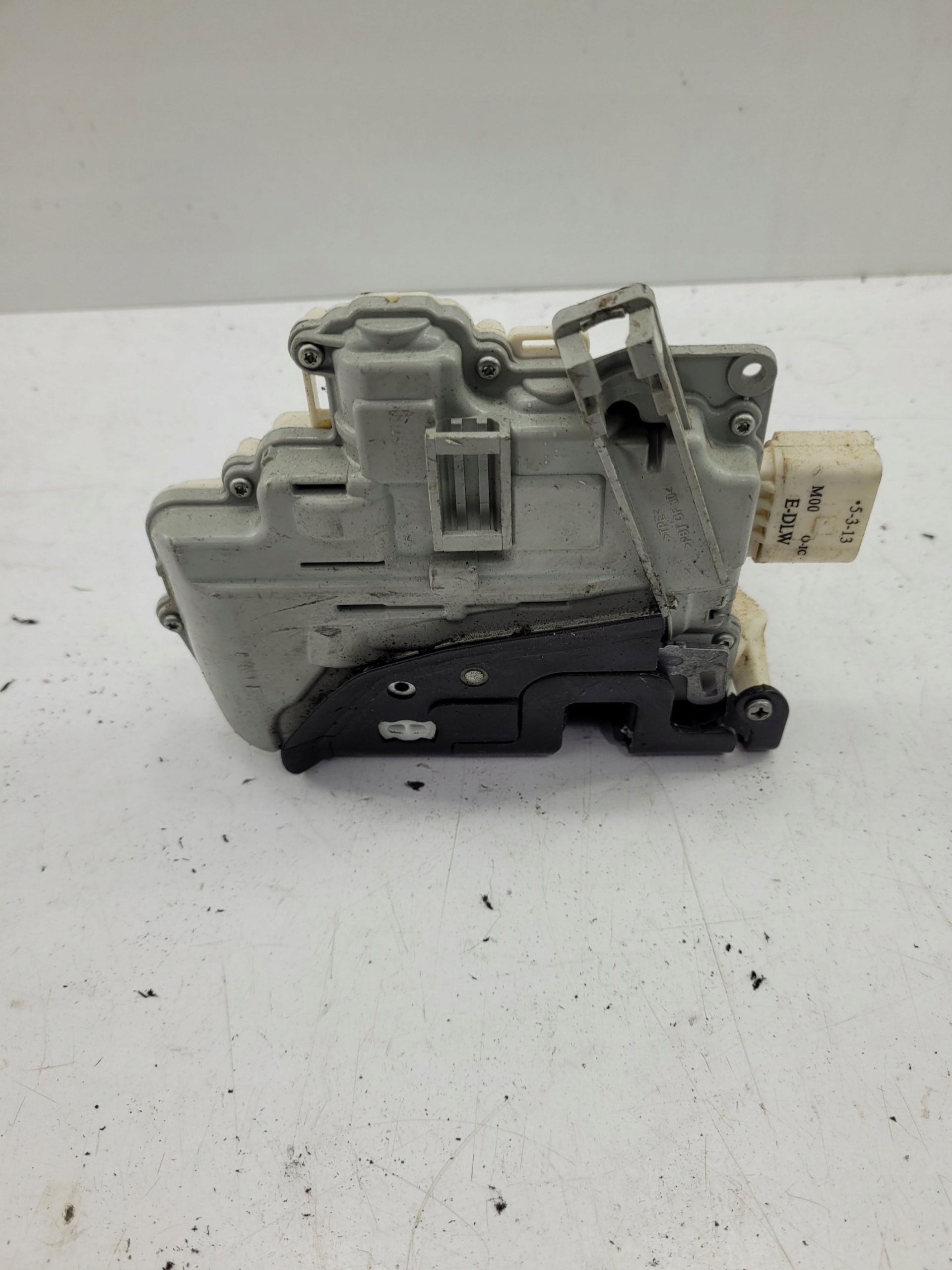 замок двери левый перед передний европа 8J1837015A Audi A4 B8 07-11