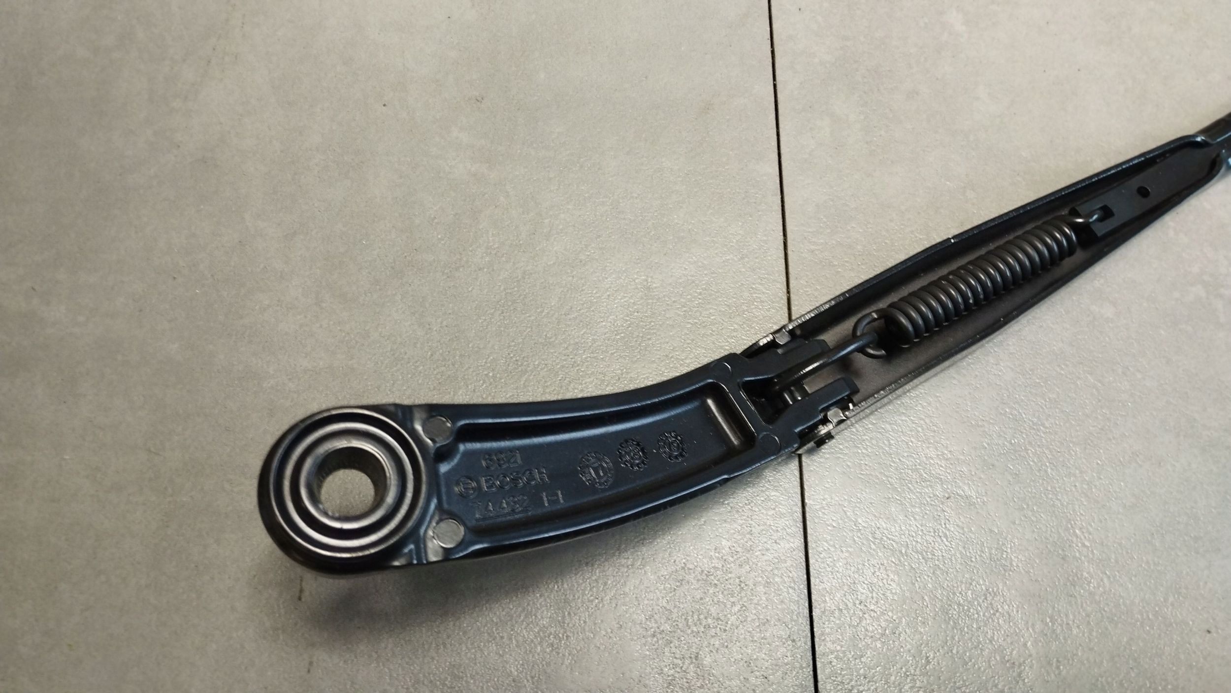 Audi Q3 F3 83a wiper arm left 83B955407A
