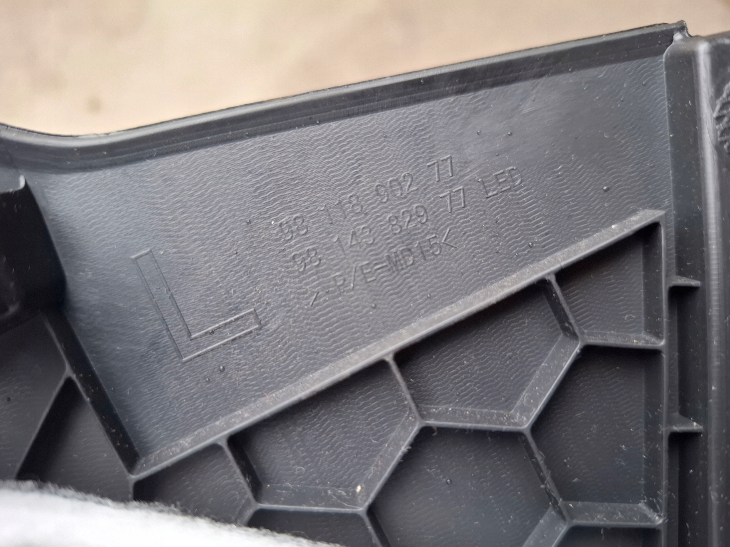 Peugeot 3008 II left cover 9814382977