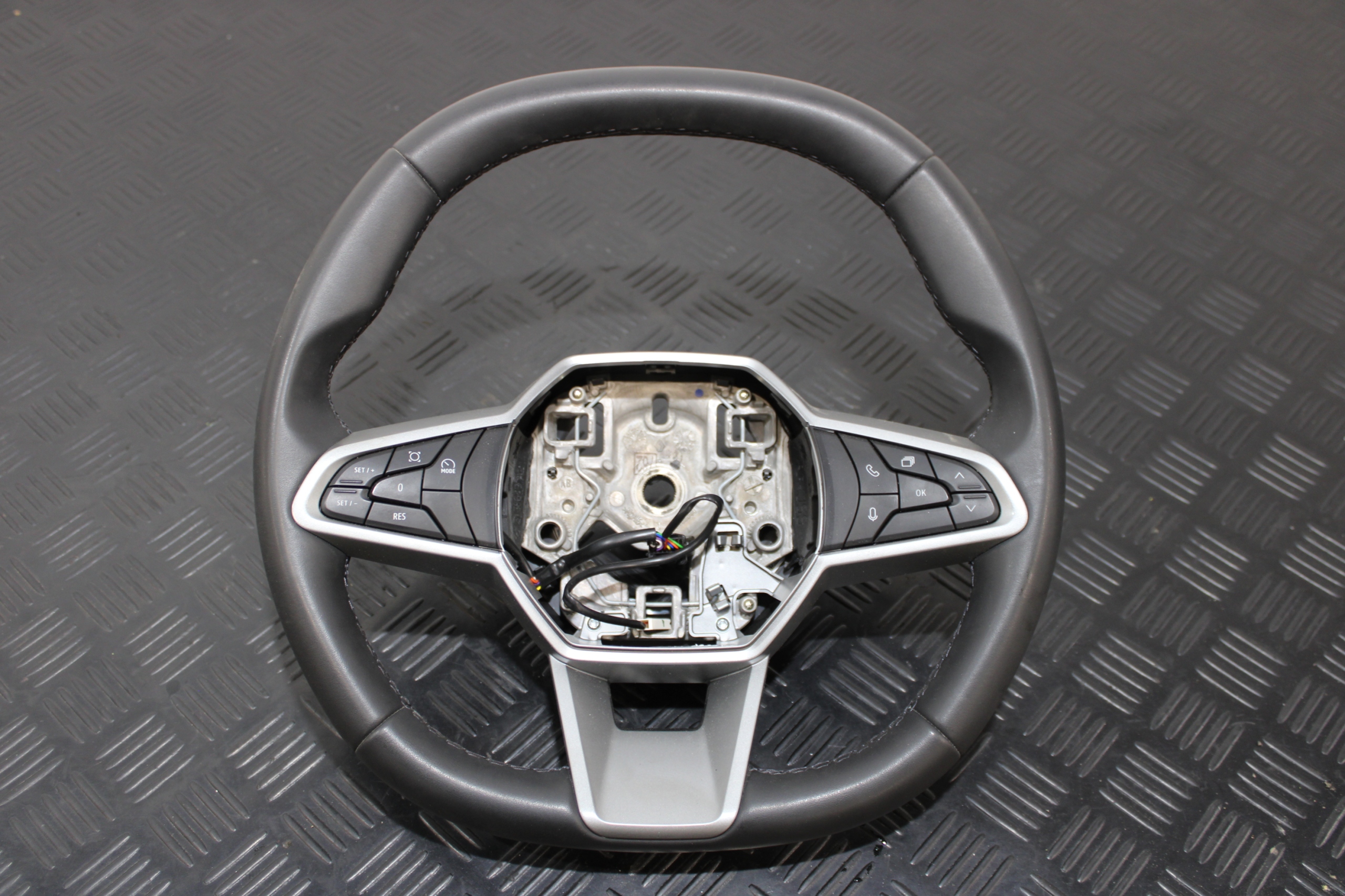 volan MULTIFUNKCJA DACIA DUSTER III 3 2024