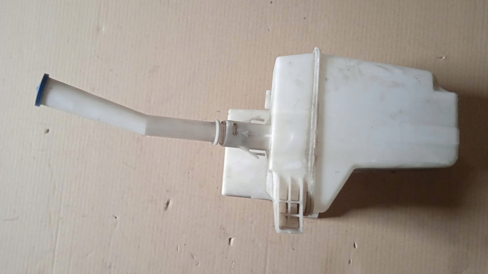 washer fluid tank TOYOTA COROLLA VERSO 04