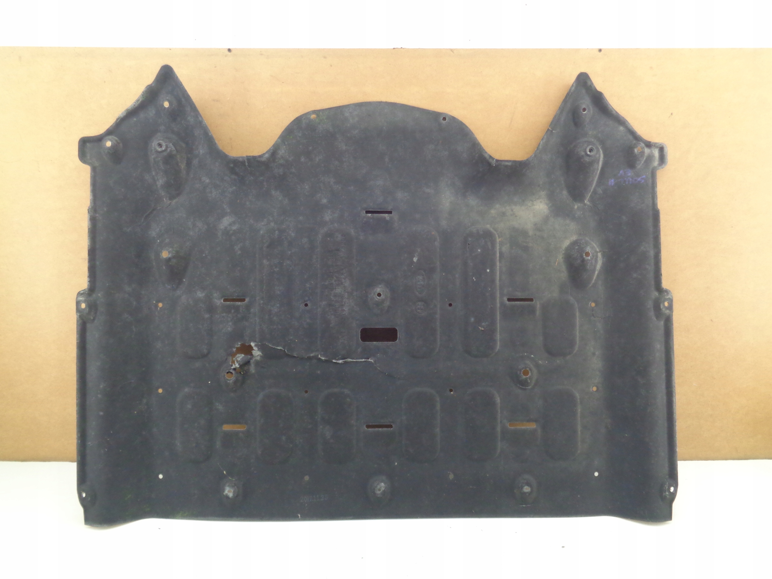 84135 E4000 - Kia Soul II EV 14-17R защитная пластина шасси