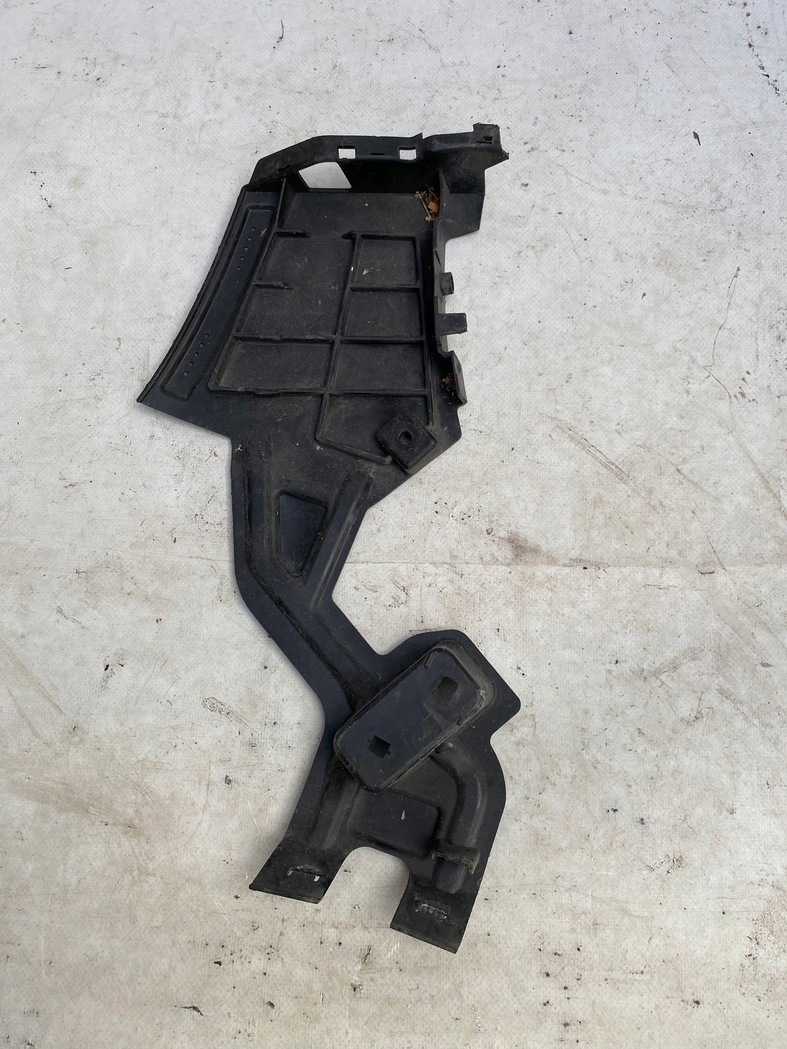 MERCEDES B-KLASA W247 16- bumper bracket left front