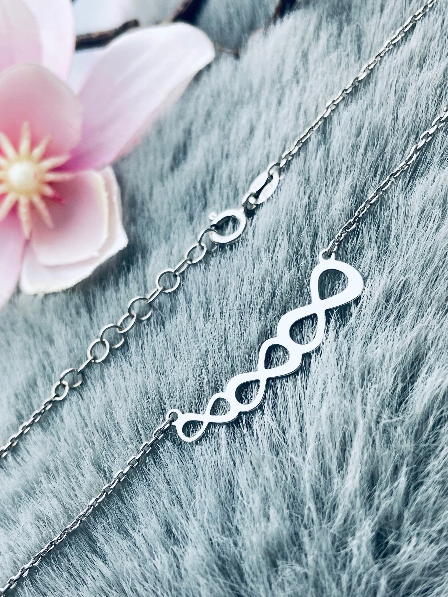 Stříbrný náhrdelník celebrity nekonečno