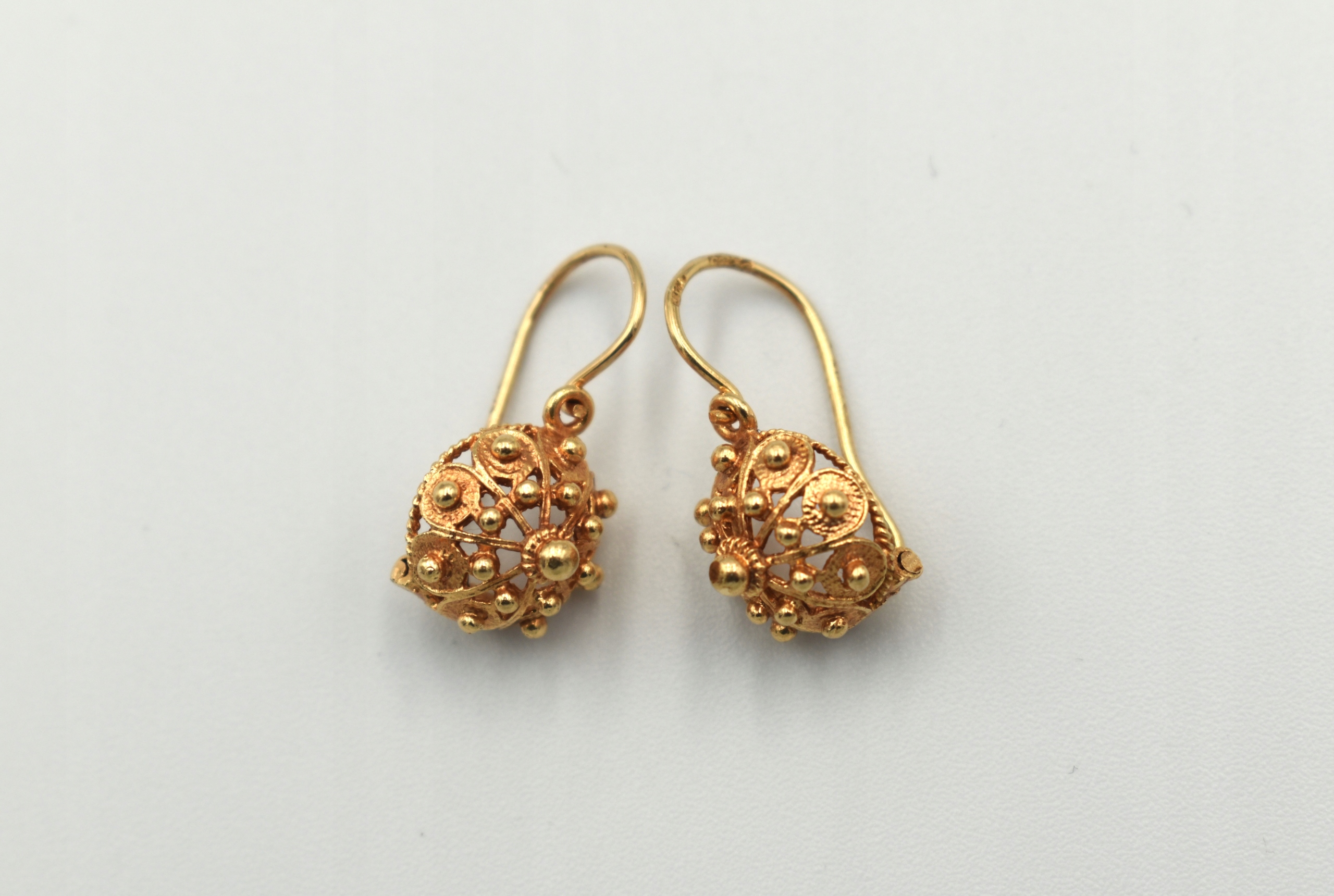 DELIKATNE AŻUROWE ZŁOTE KOLCZYKI- KOPUŁKI