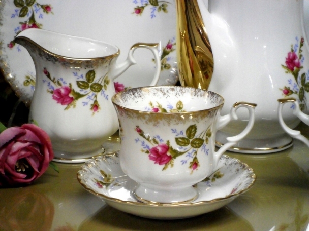 001 SPODEK 17 cm IWONA CHODZIEŻ MALCER PORCELANA Kolor biały