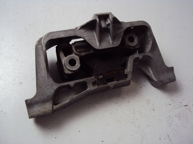 PODUSZKA SILNIKA MERCEDES A-KLASA W176 12-18 B-KLASA W246 FL Numer katalogowy części A 2462402517