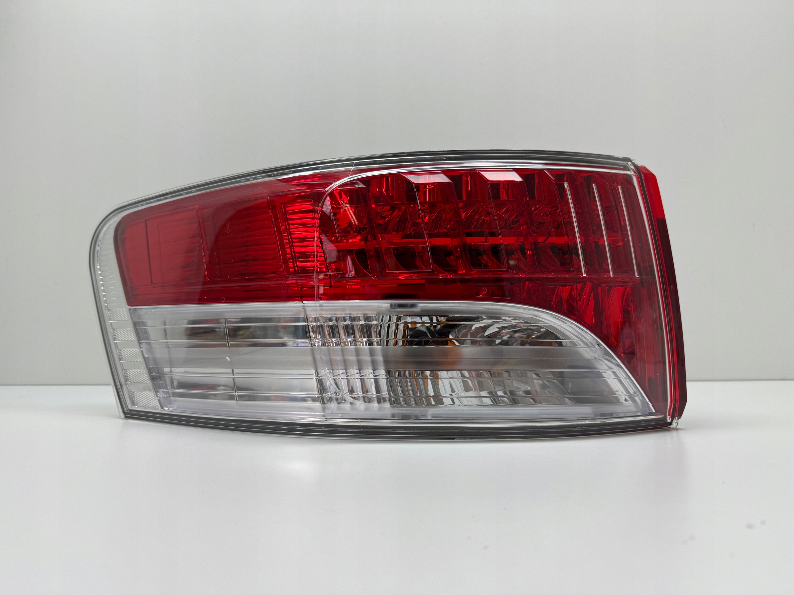 VALEO 043962 LAMPA TYŁ TYLNA LEWA AVENSIS 10/2008 - T27 KOMBI