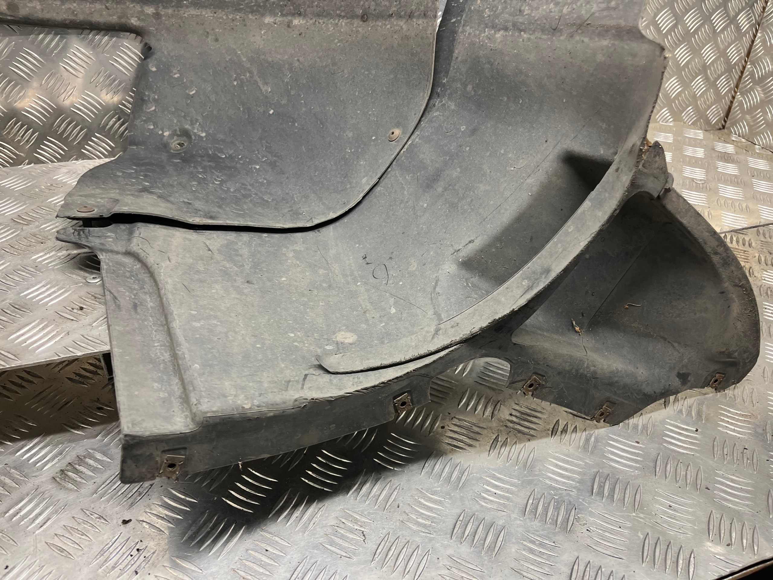 mudguard right front VOLKSWAGEN GOLF 5
