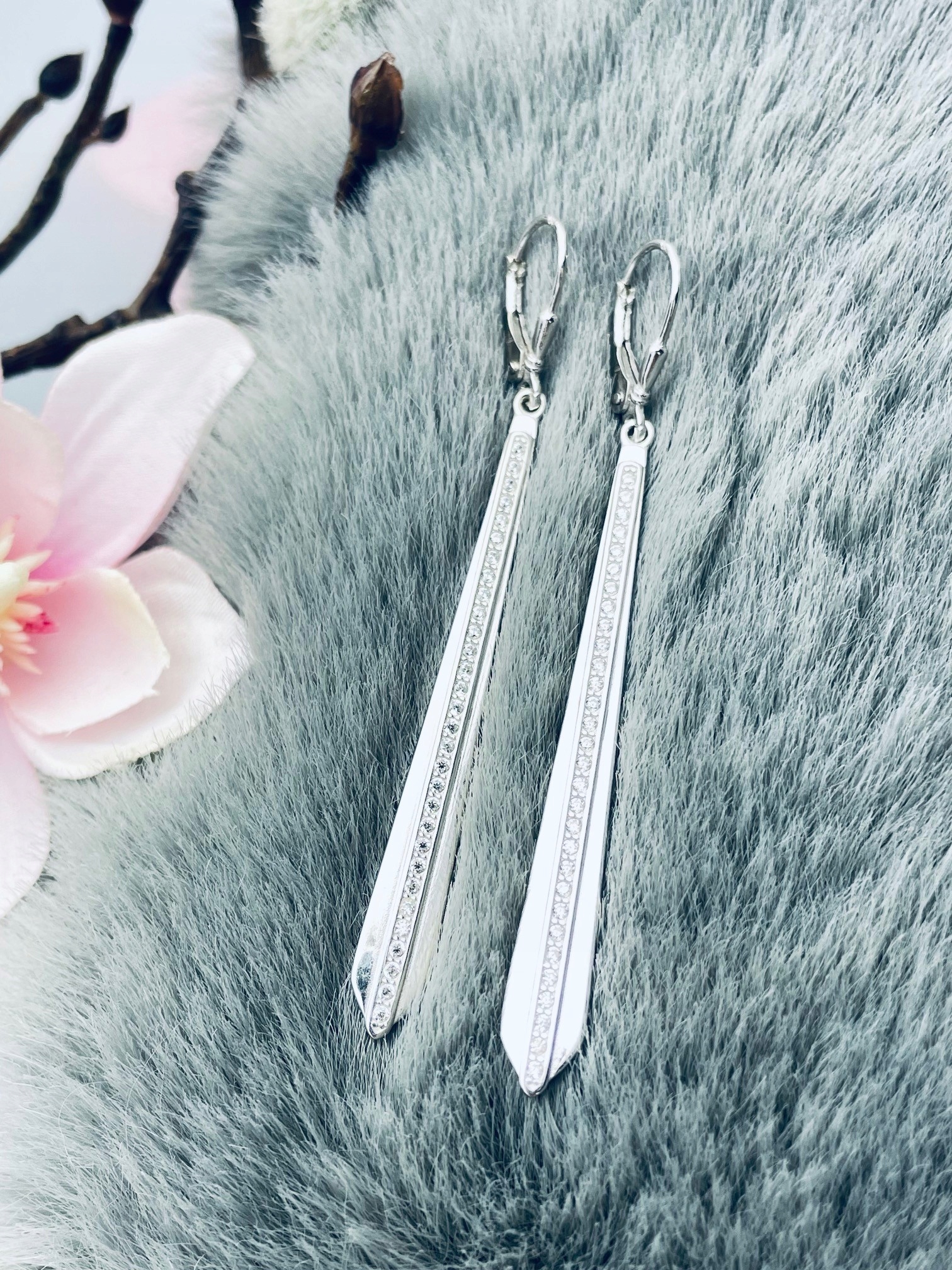 Stříbrné náušnice závěsné sopelová kravata se zirkony