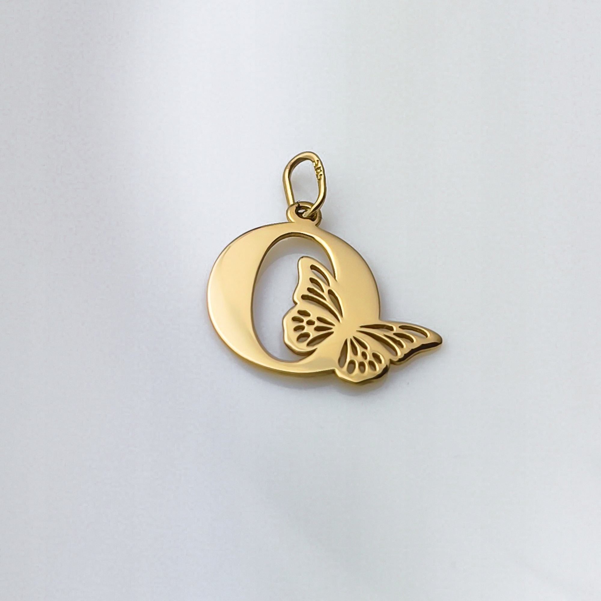Zlatý přívěsek písmenko O s motýlem pr.585
