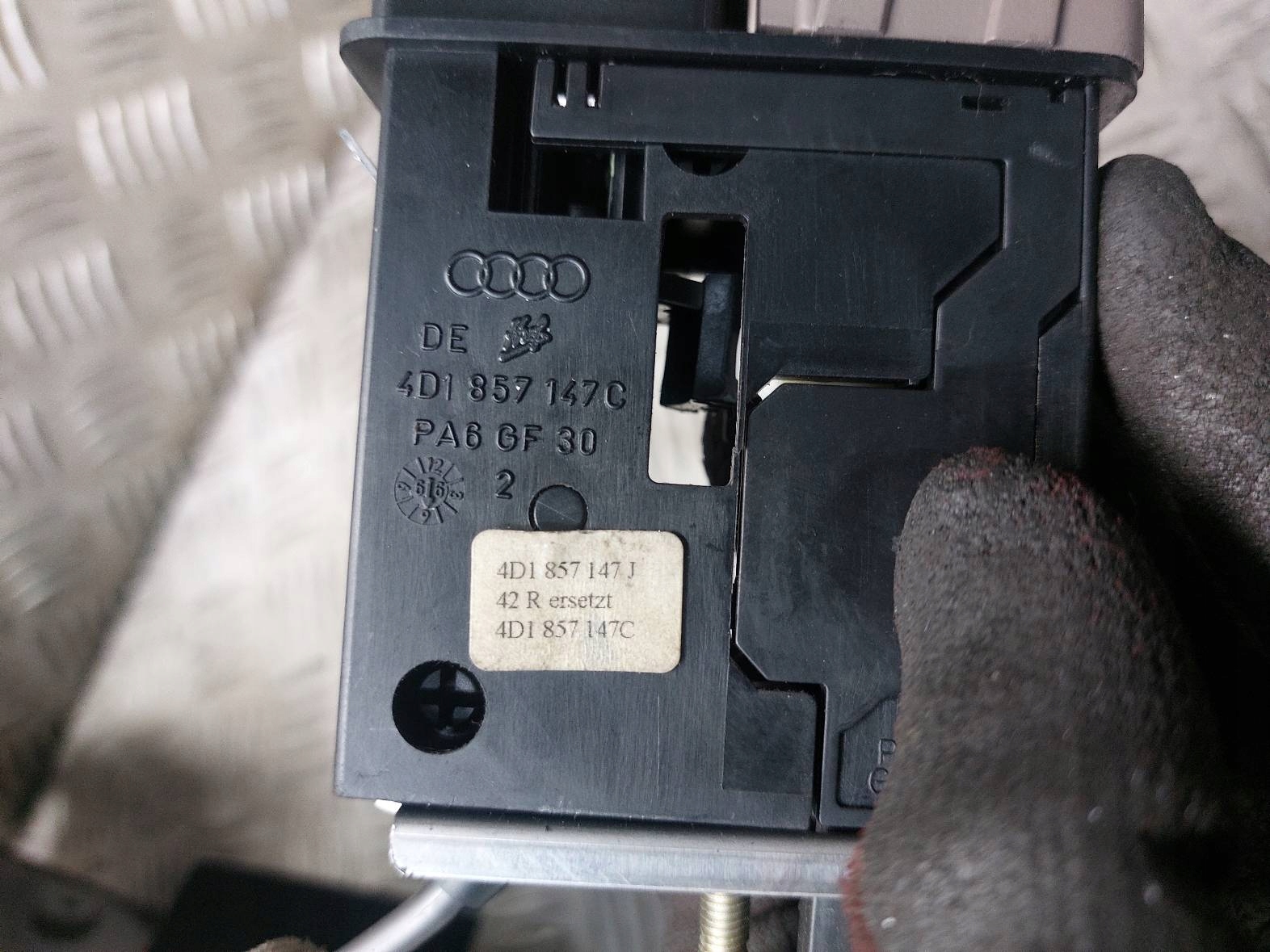 passenger compartment of the passenger + lock button AUDI A8 D2 4D1857147C 4D1857095LL