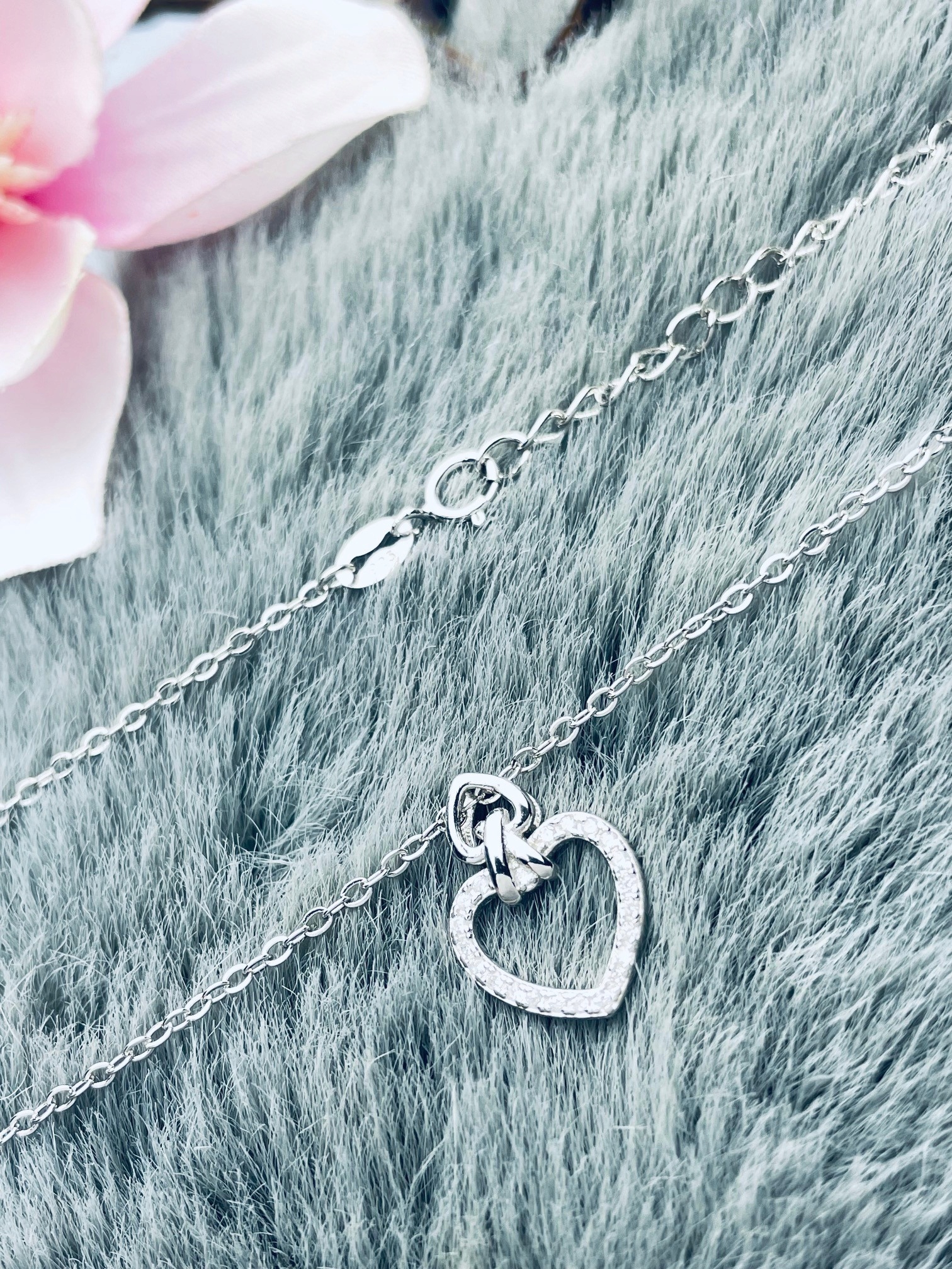 Stříbrný náhrdelník se srdíčkem a zirkony